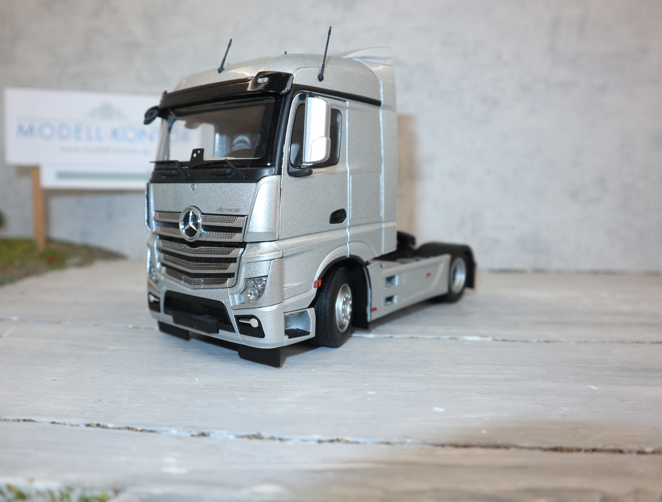 MarGe 1907-03 in 1:32 Mercedes-Benz Actros silber 2-Achser in OVP