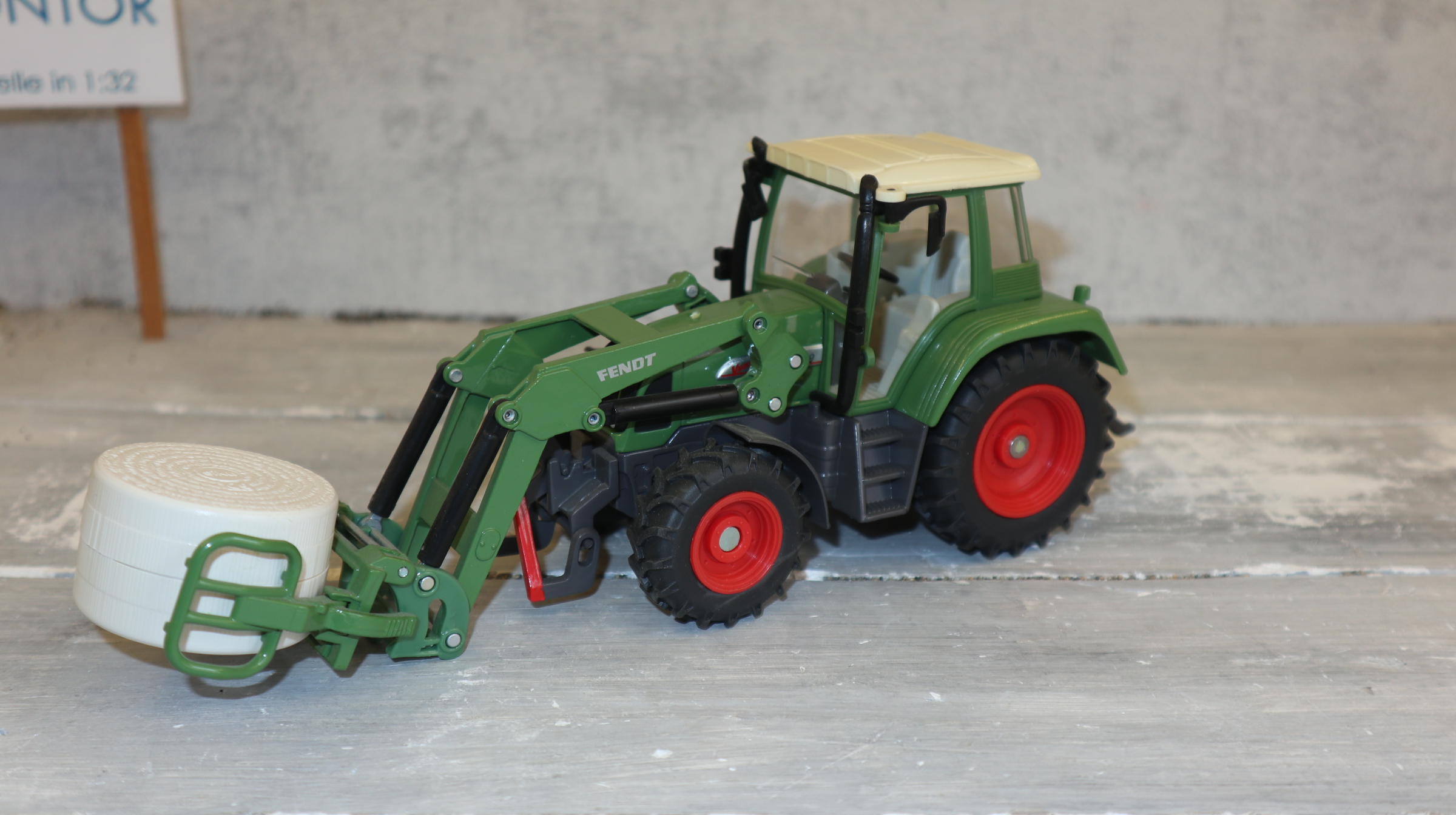 Siku 3651 in 1:32, Fendt 409 Folienzange Wechselsystem resedagrün, NEU in OVP