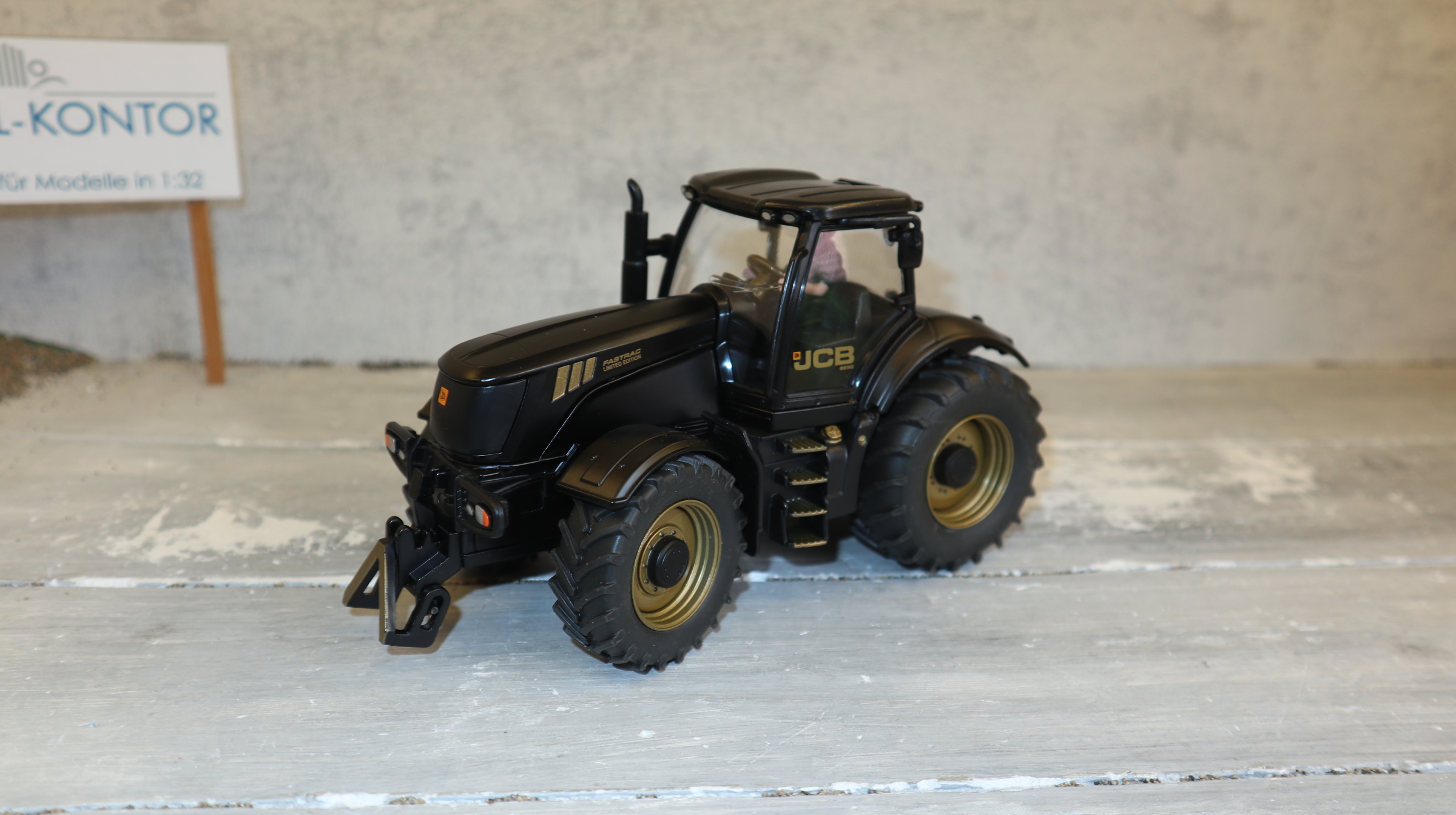 Siku 8518 in 1:32, JCB 8250 schwarz-gold, Sondermodell Idee & Spiel , NEU in OVP