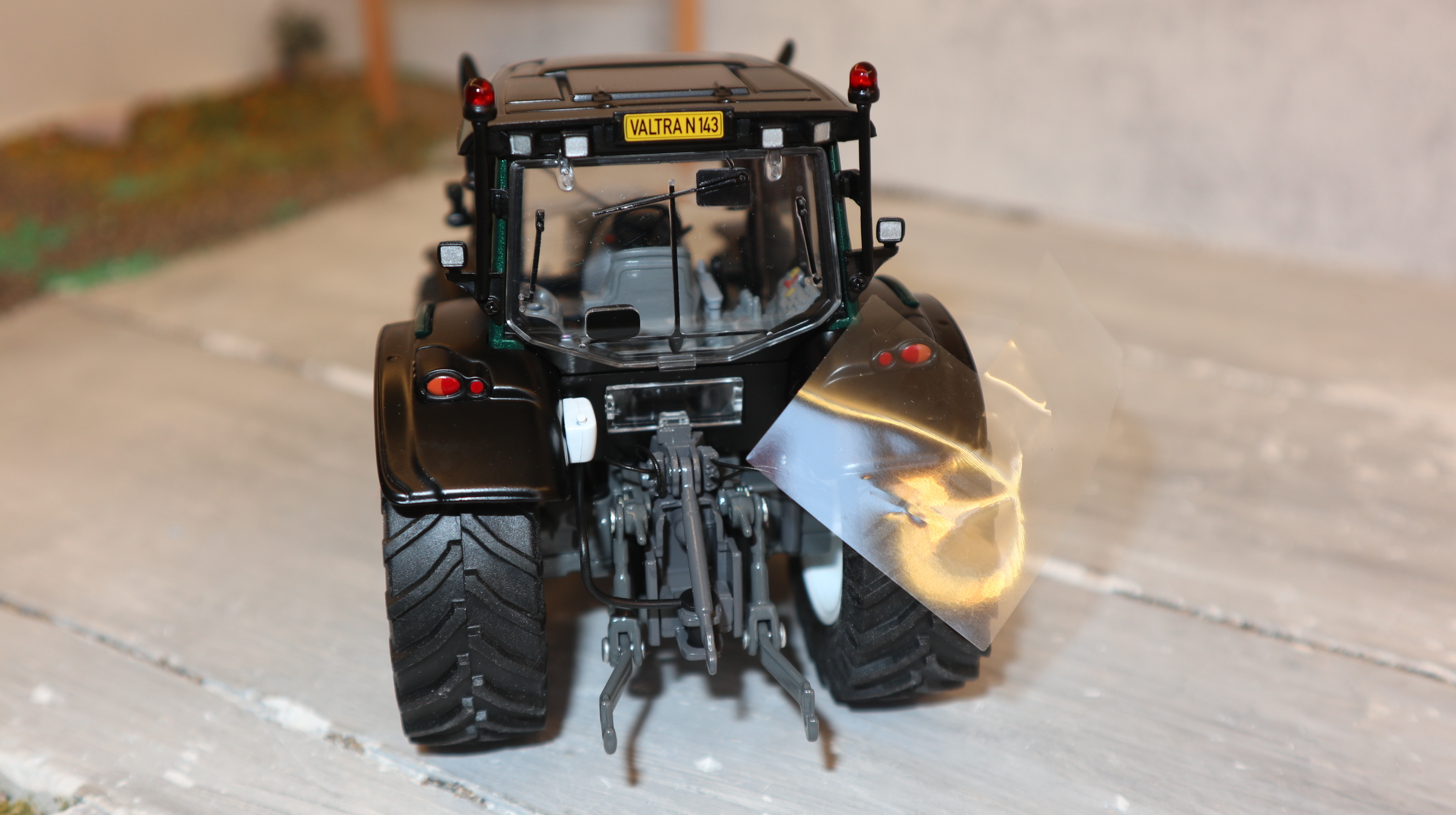 Wiking 077326 in 1:32,  Valtra N143 HT3 grün-metallic, NEU in OVP