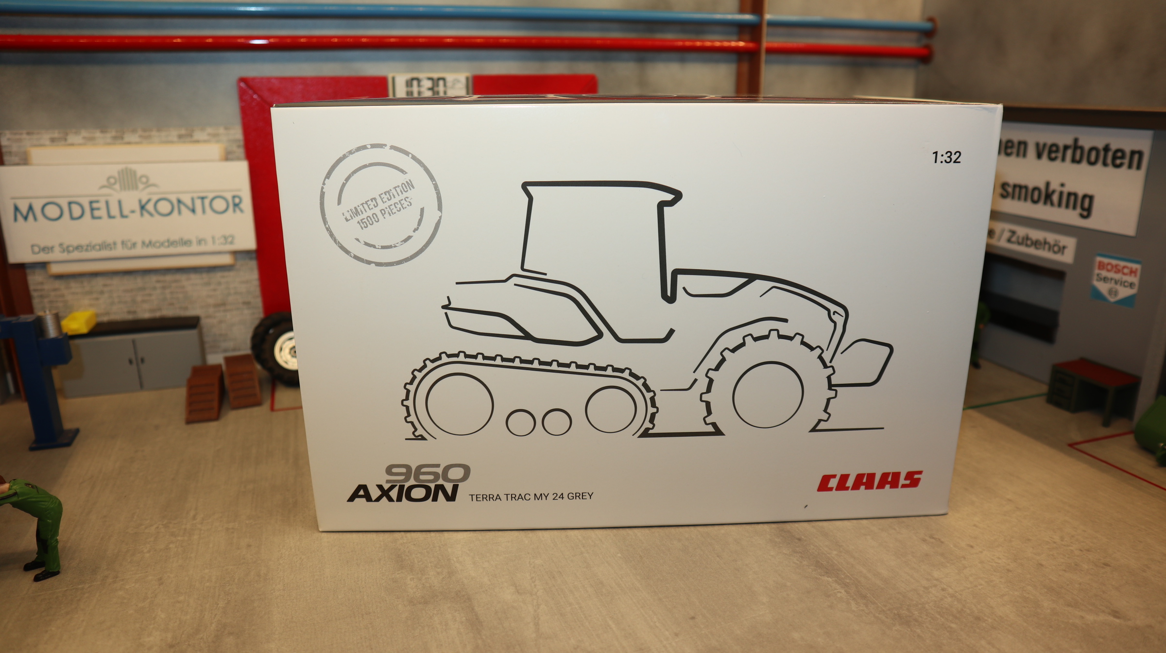 Universal Hobbies UH 02674760 in 1:32, Claas Axion 960 Terra Trac GRAU, NEU in OVP