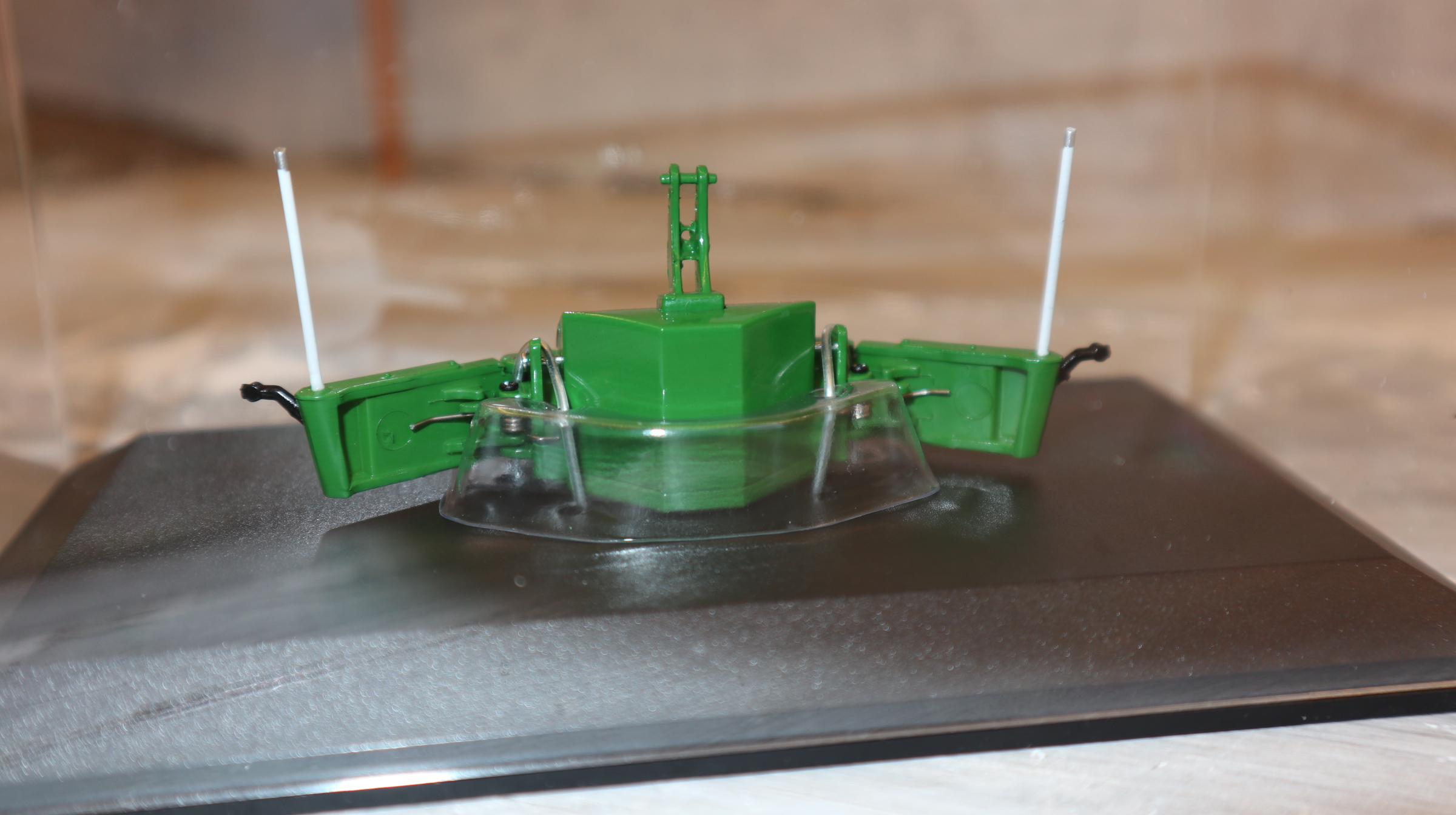 Universal Hobbies UH 5374 in 1:32,  Frontbumper JD grün-grau, neue Version,  NEU in OVP