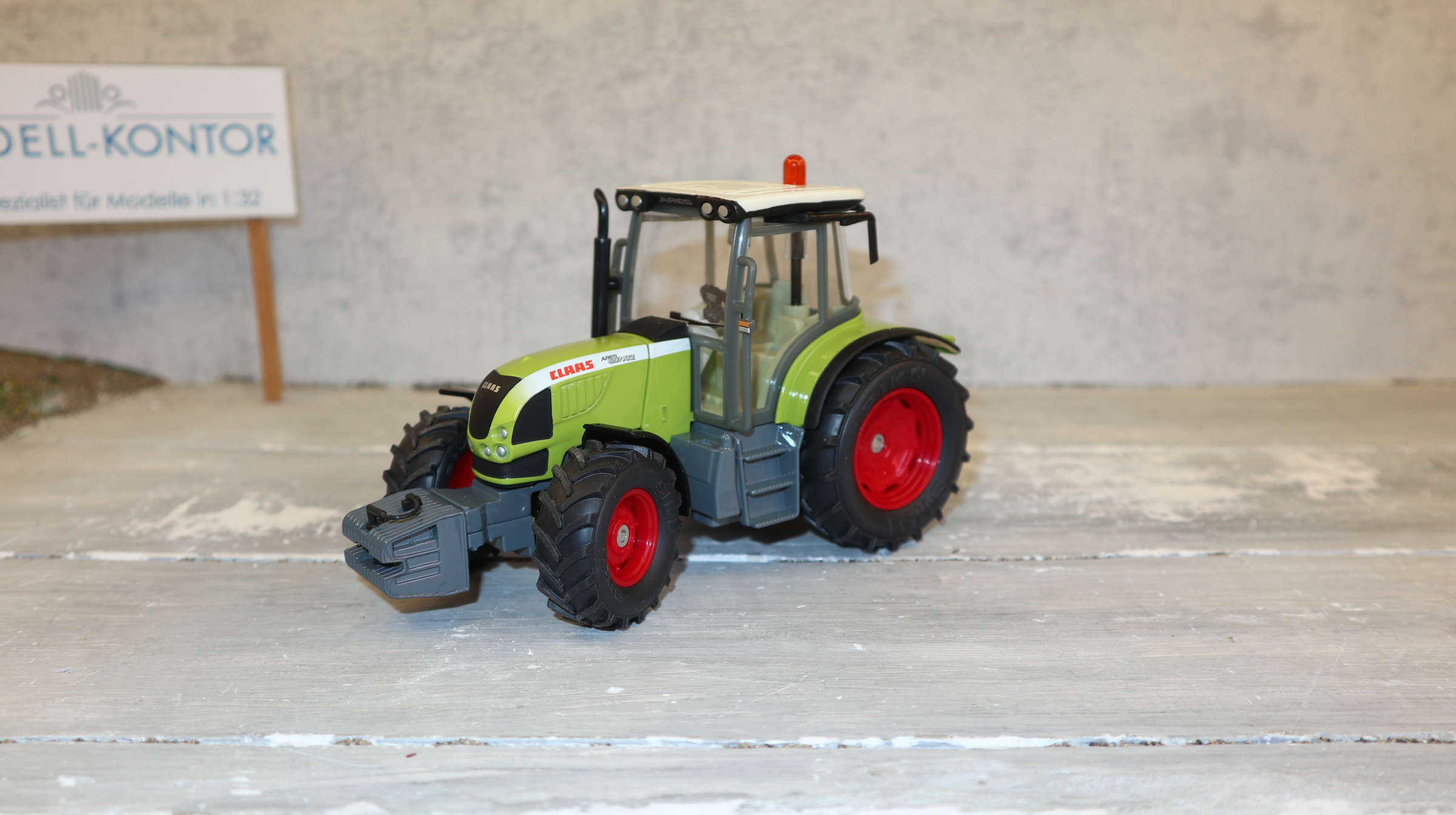 Siku 3256 in 1:32,  Claas Ares 697 ATZ mit Frontgewicht, NEU in OVP