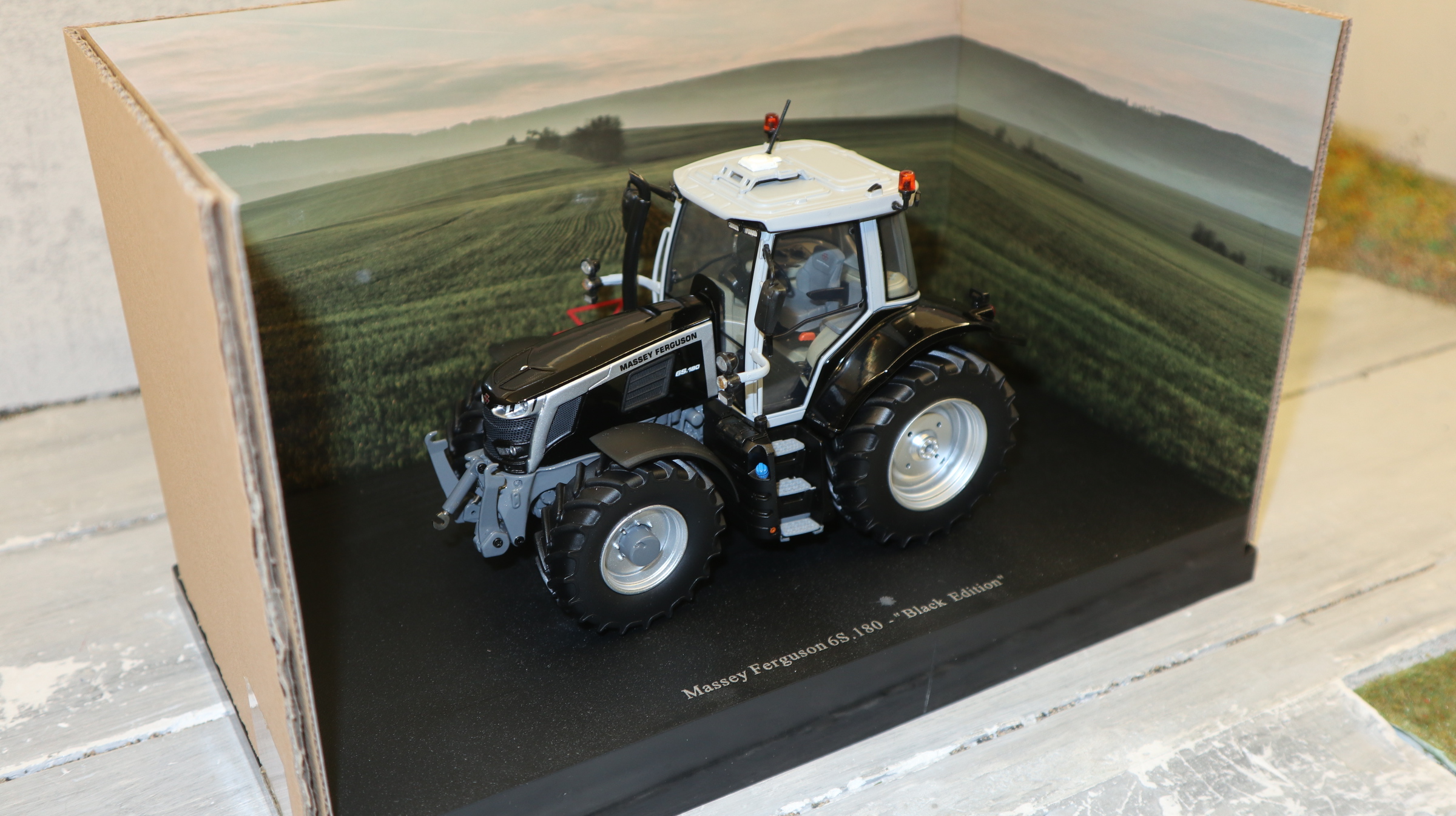 Universal Hobbies UH 6611 in 1:32,  Massey Ferguson 6S.180 Black Edition,  NEU in OVP