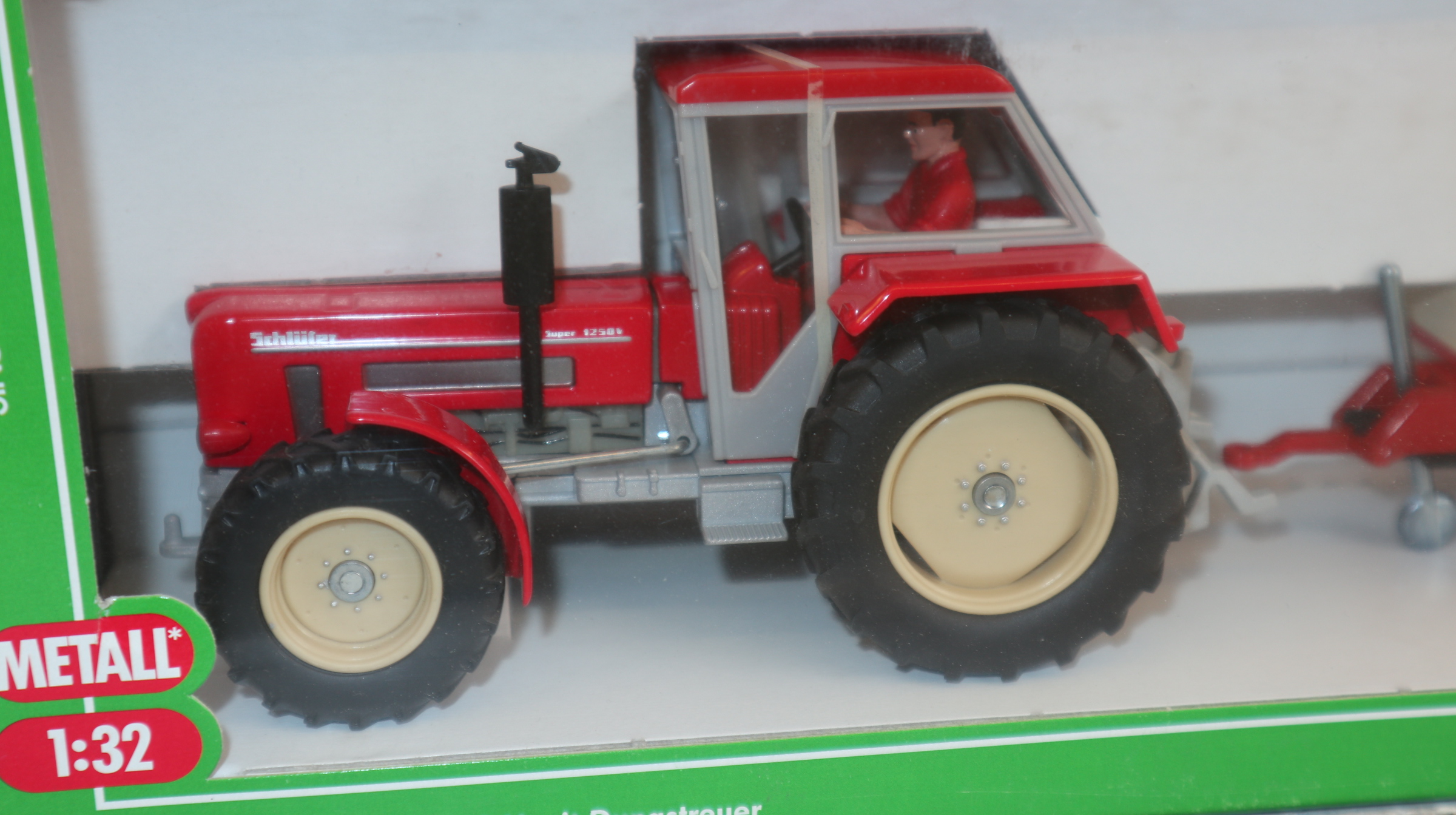 Siku 7504 in 1:32, Schlüter 1250 mit Streuer Sondermodell Strautmann, NEU in OVP