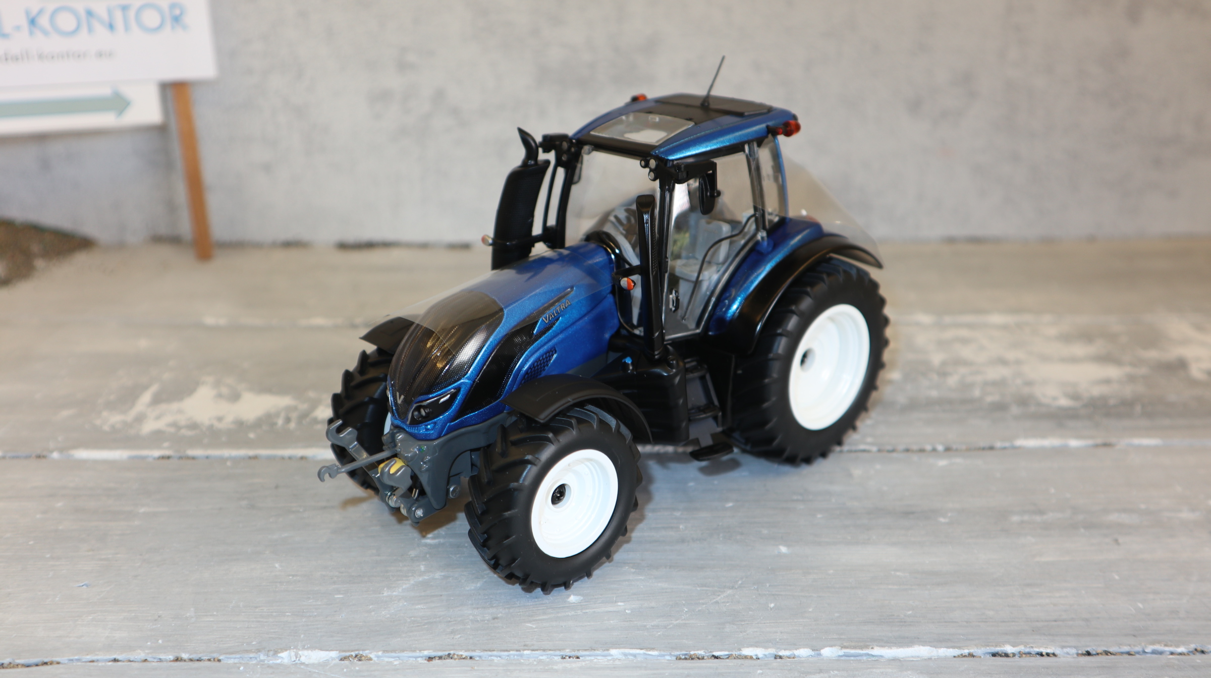 Wiking 077814 in 1:32,Valtra T214 blau-metallic  NEU in OVP