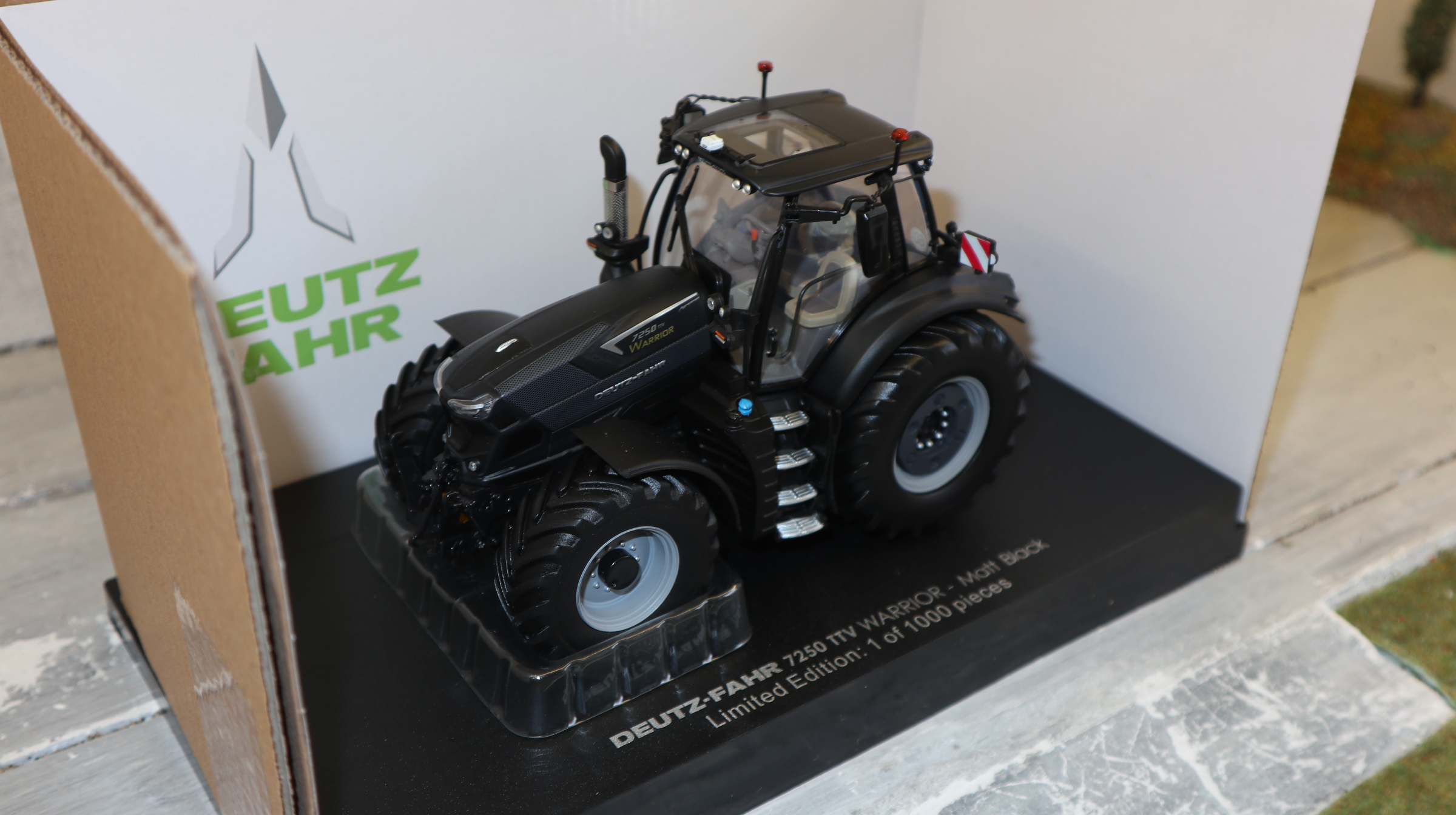 Universal Hobbies UH 6485 in 1:32,  Deutz-Fahr 7250 TTV Warrior schwarz matt,  NEU in OVP