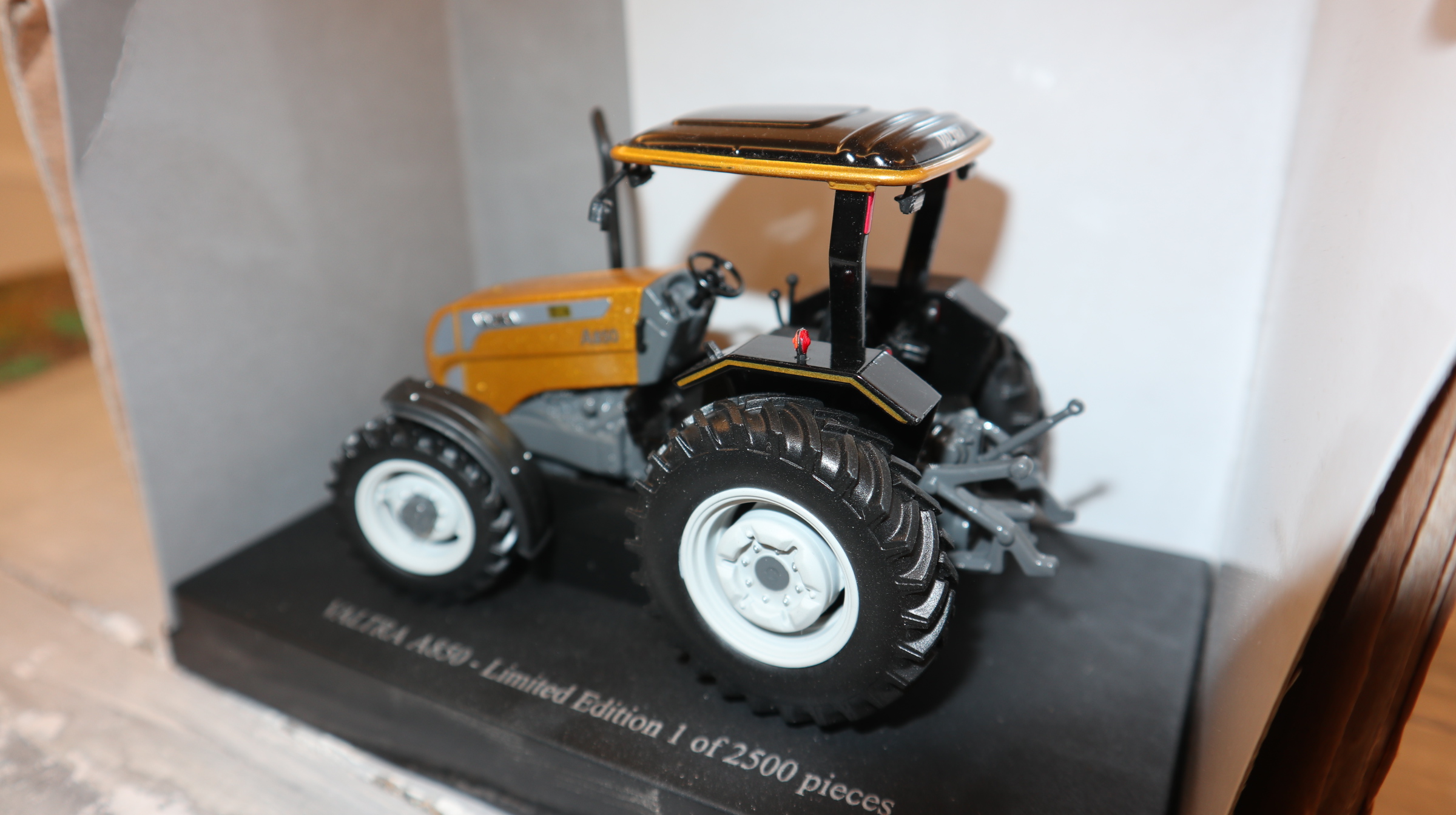 Universal Hobbies UH 4011 in 1:32, Valtra A850 GOLD aus Brasilien NEU in OVP