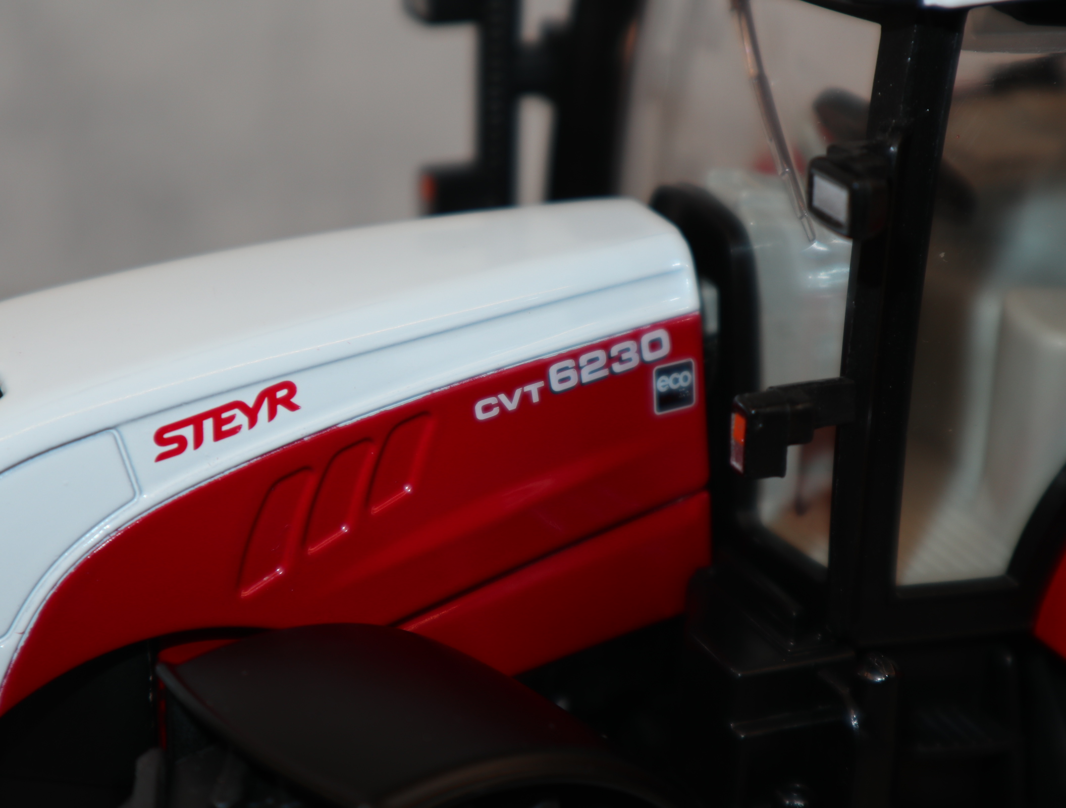 Siku 3283 in 1:32 STEYR  CVT6230 in rot / weiß - Sondermodell -Bild im Händlerkatalog, aber nicht erhältlich , NEU ohne OVP