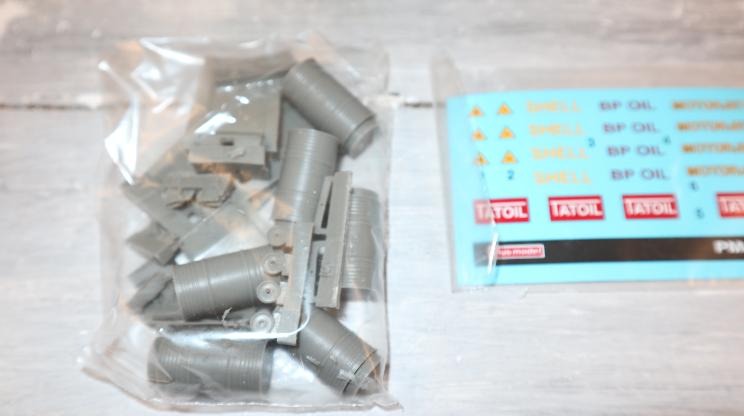 plus modell 482 in 1:35, Ölfässer Resin mit Karre als Bausatz, NEU in OVP