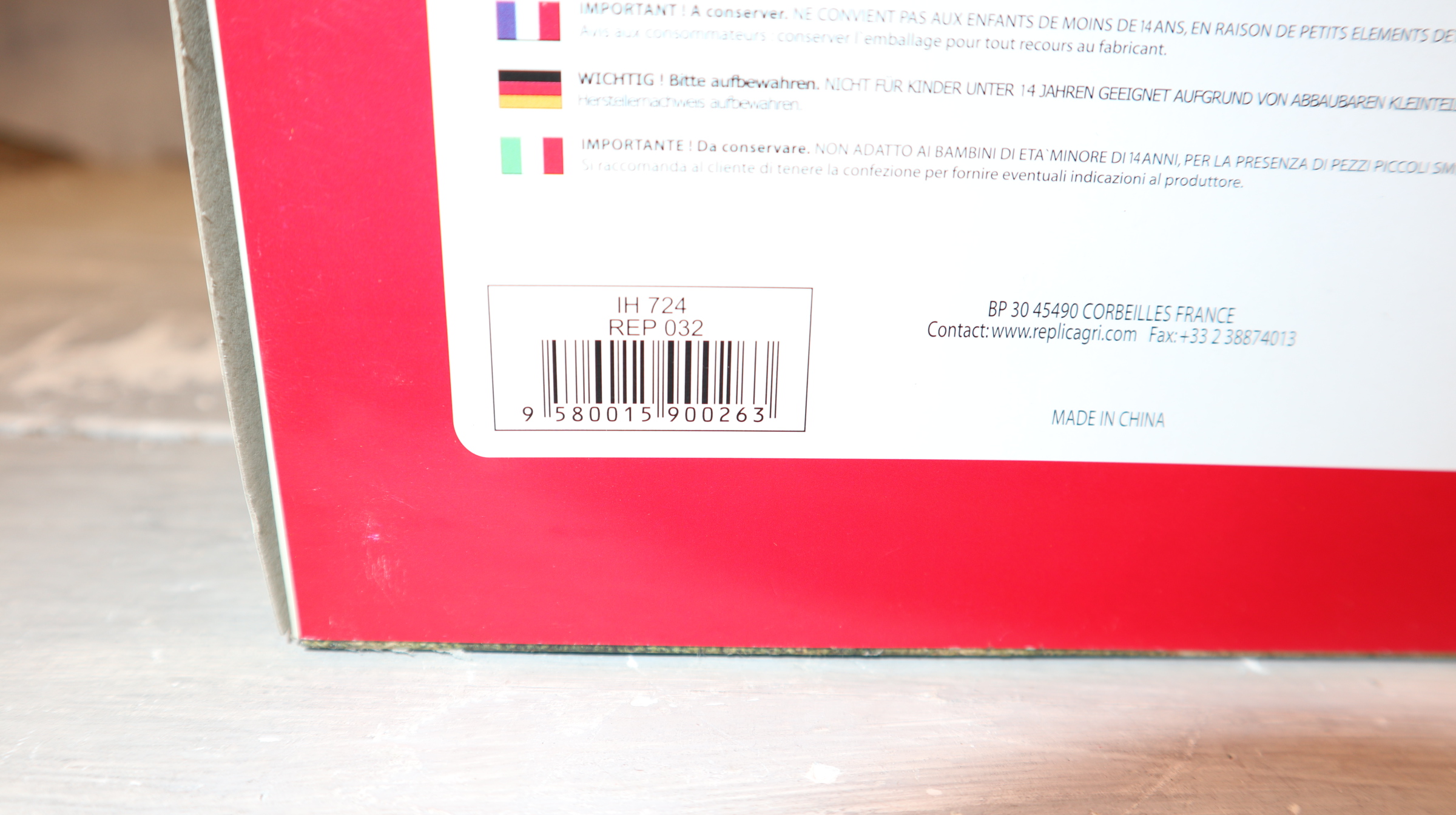Replicagri 032 in 1:32, International IH 724 2WD, NEU in OVP