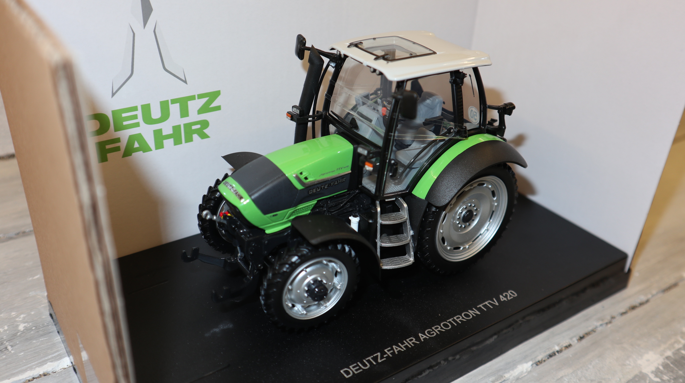 Universal Hobbies UH 6697  in 1:32,  Deutz-Fahr Agrotron TTV 420 Pflegereifen,  NEU in OVP
