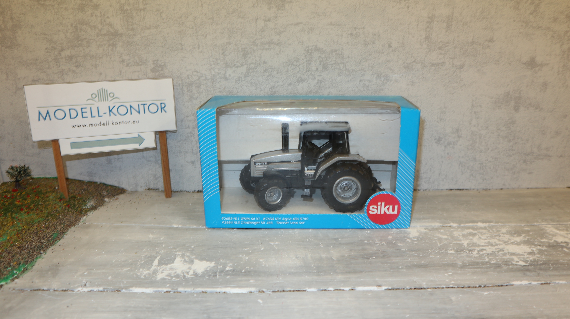 Siku 2654 in 1:32, White 6810 silber, US-Modell,  NEU in OVP