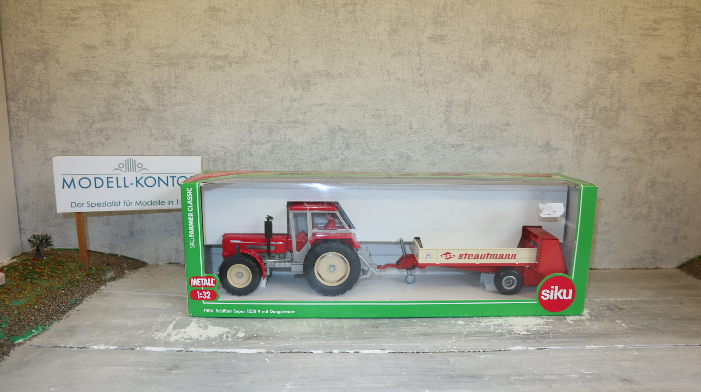 Siku 7504 in 1:32, Schlüter 1250 mit Streuer Sondermodell Strautmann, NEU in OVP