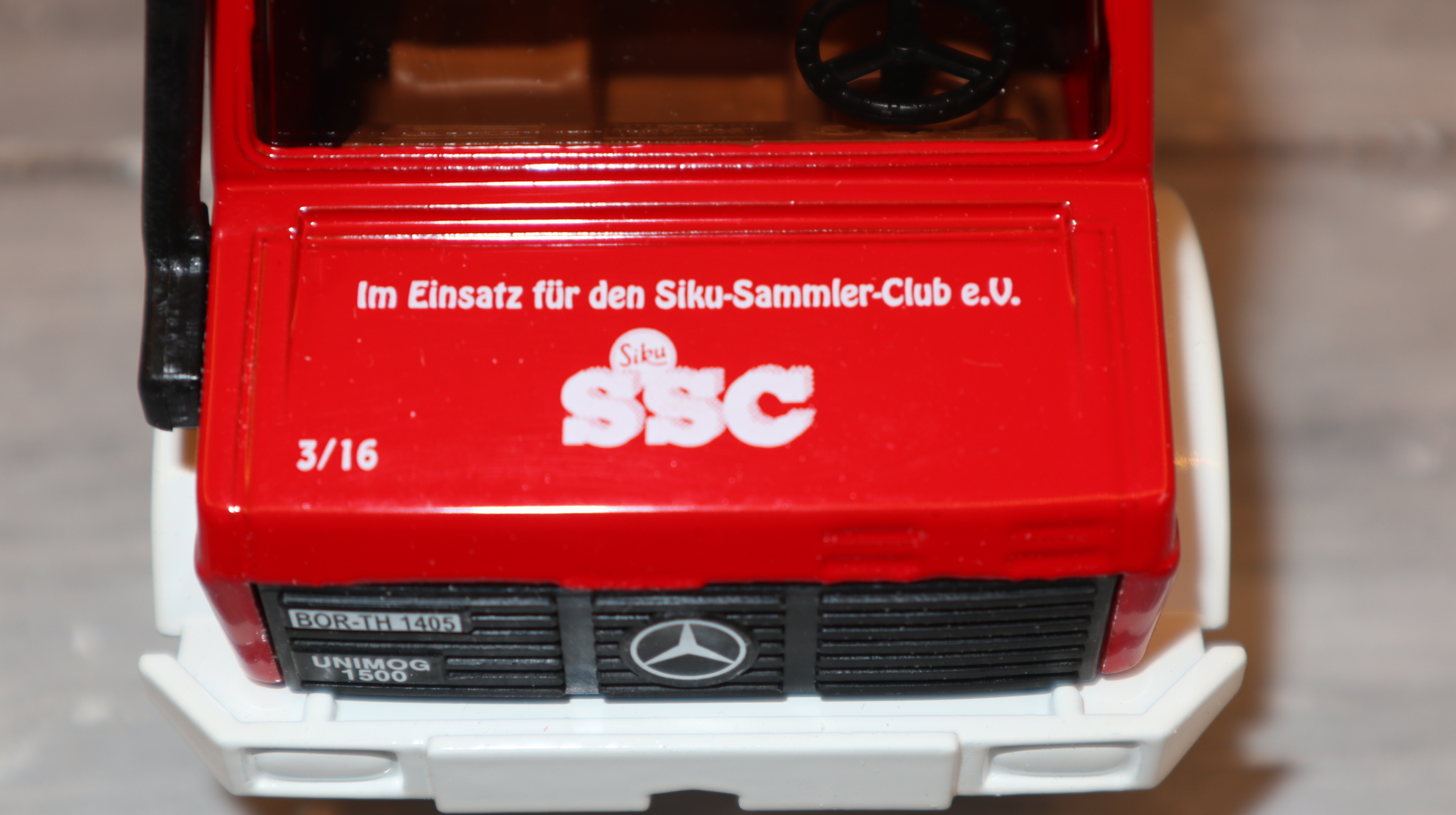 Siku 3153 in 1:32,  Unimog 1500 ROT-Weis Sondermodell SSC 2016, NEU in OVP