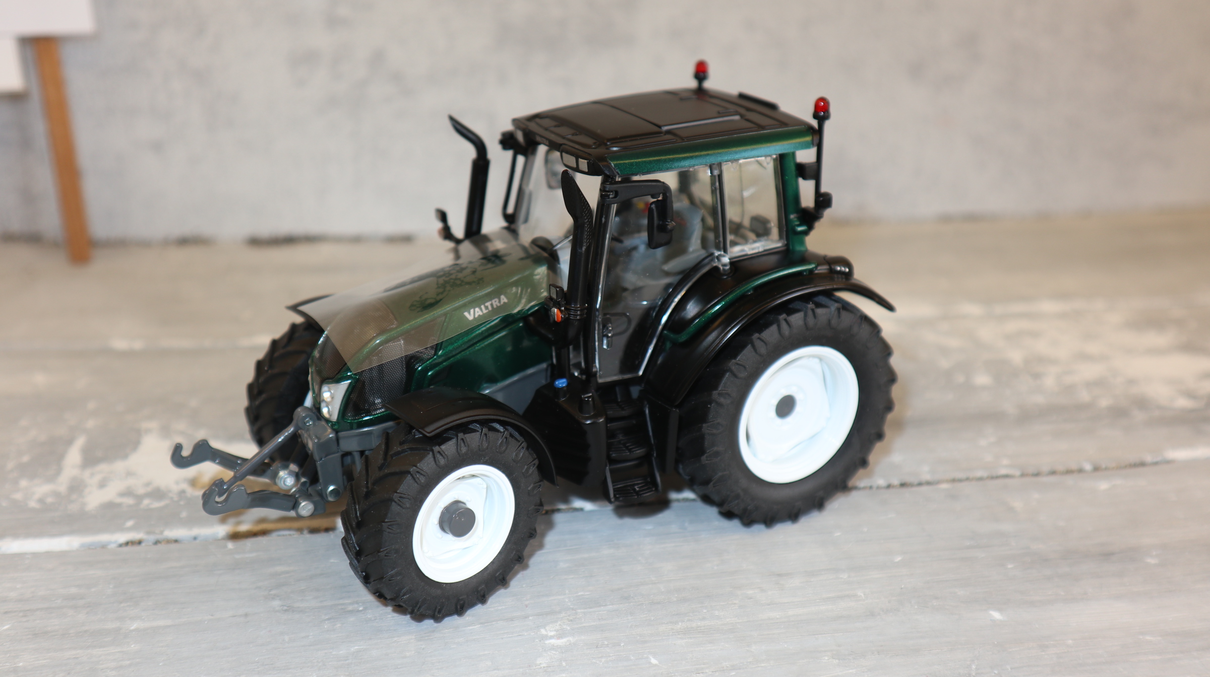 Wiking 077326 in 1:32,  Valtra N143 HT3 grün-metallic, NEU in OVP