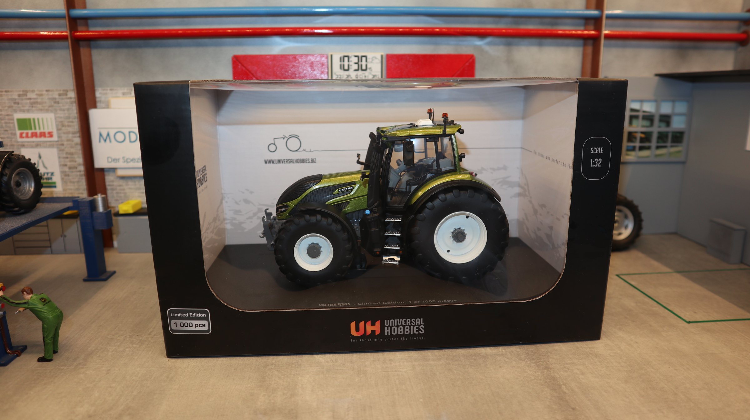 Universal Hobbies UH 6477 in 1:32, VALTRA Q305 Oliv grün metallic, NEU in OVP