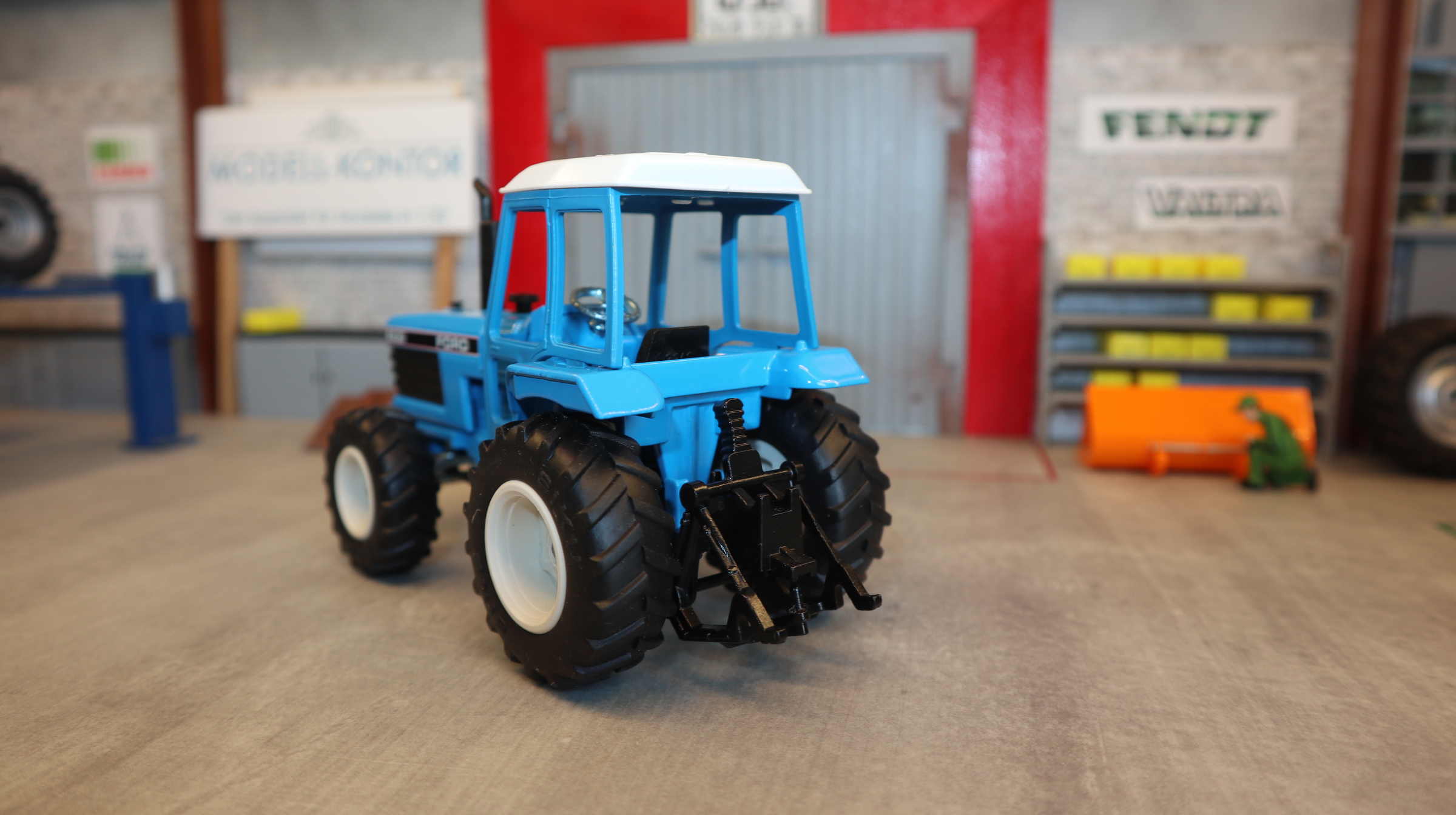 Siku 2885 in 1:32, Ford 8830 4WD, NEU in OVP