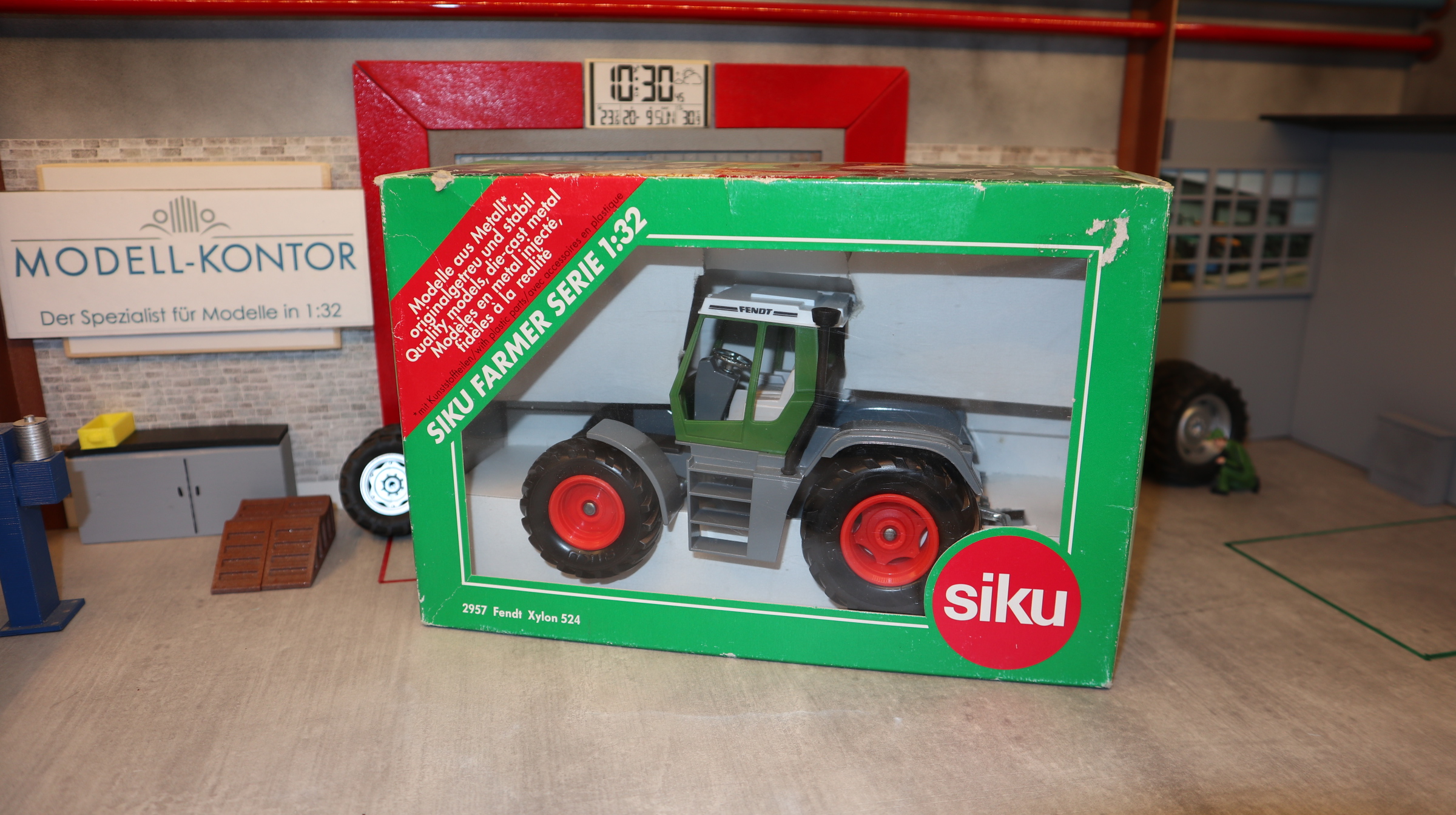 Siku 2957 in 1:32, Fendt Xylon 924, graues Chassis, Werbemodell direkt von Fendt, NEU in OVP