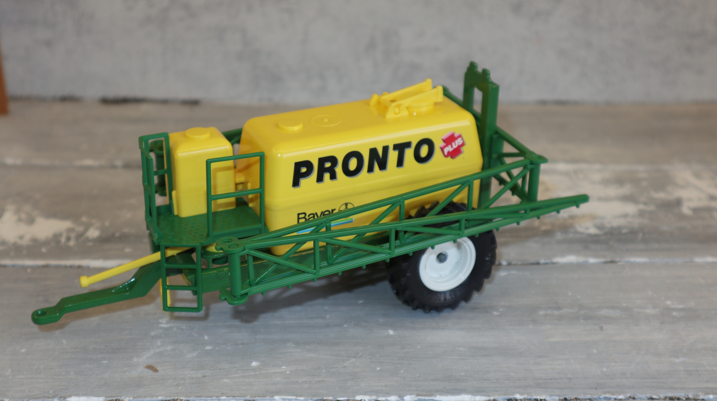 Siku 2563 in 1:32, Feldspritze PRONTO Bayer, Sondermodell  NEU in OVP