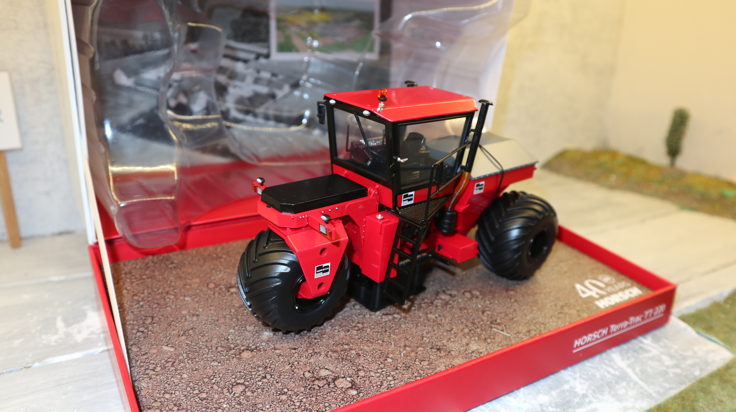 Universal Hobbies UH 6683 in 1:32,  Horsch Terra-Trac TT220 "40 Jahre Horsch",  NEU in OVP