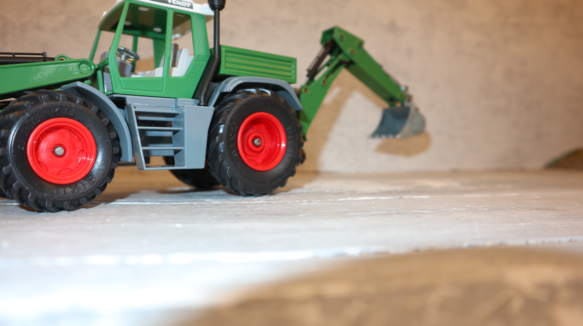 Siku 3953 in 1:32, Fendt Xylon grün mit Schaufellader und Heckbagger, NEU in OVP