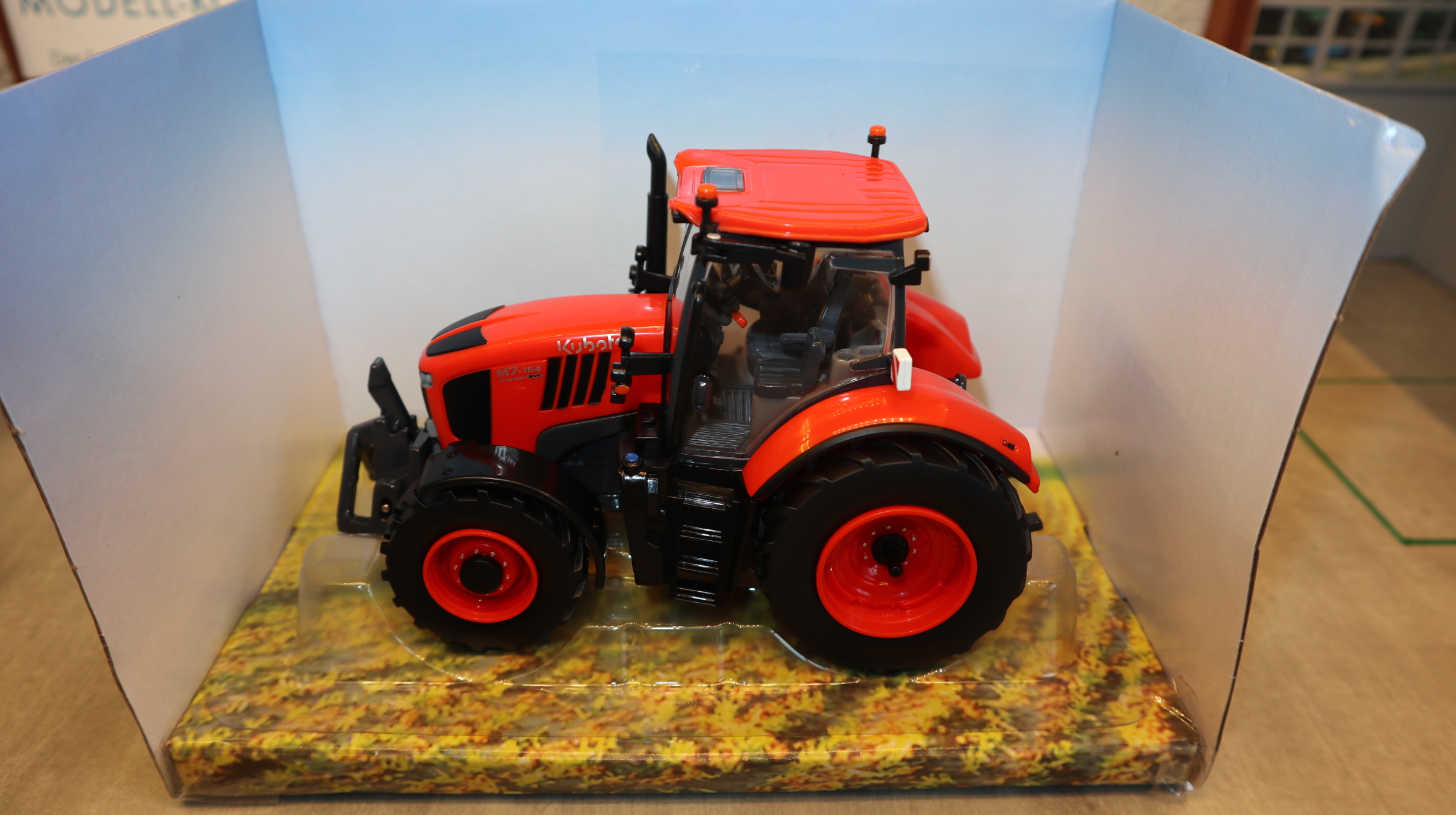 Britains 43438 in 1:32,  Kubota M7-154 ,  NEU in OVP