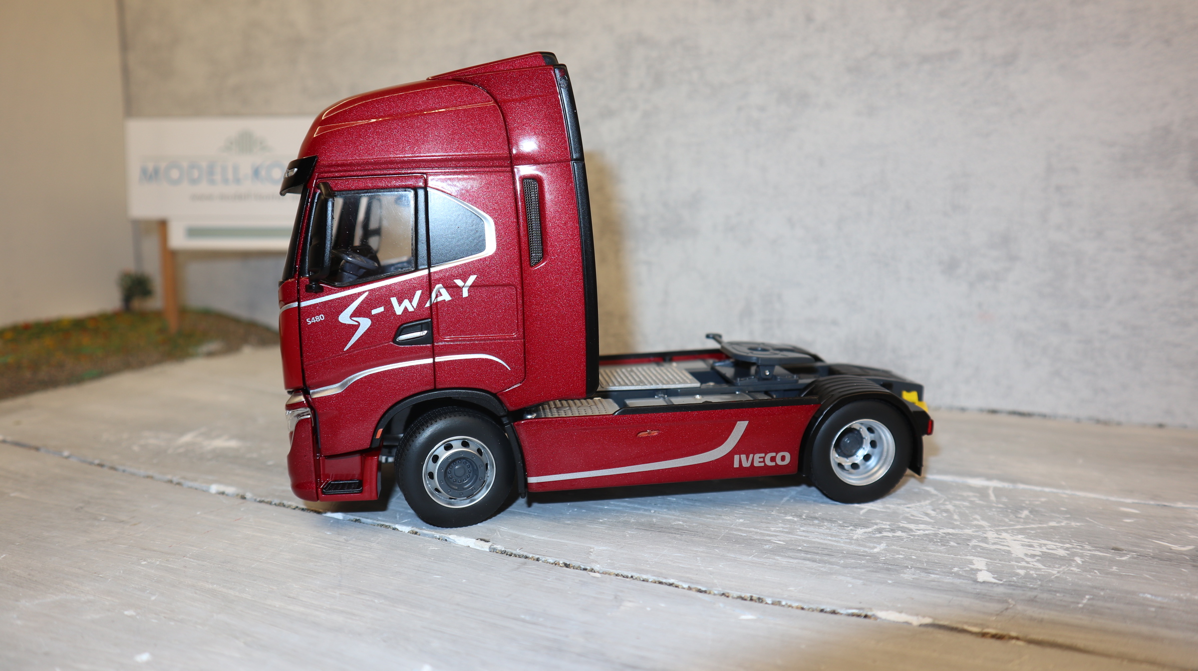 MarGe 2231-03-01 in 1:32, IVECO Stralis S-Way 4x2 rot, NEU in OVP