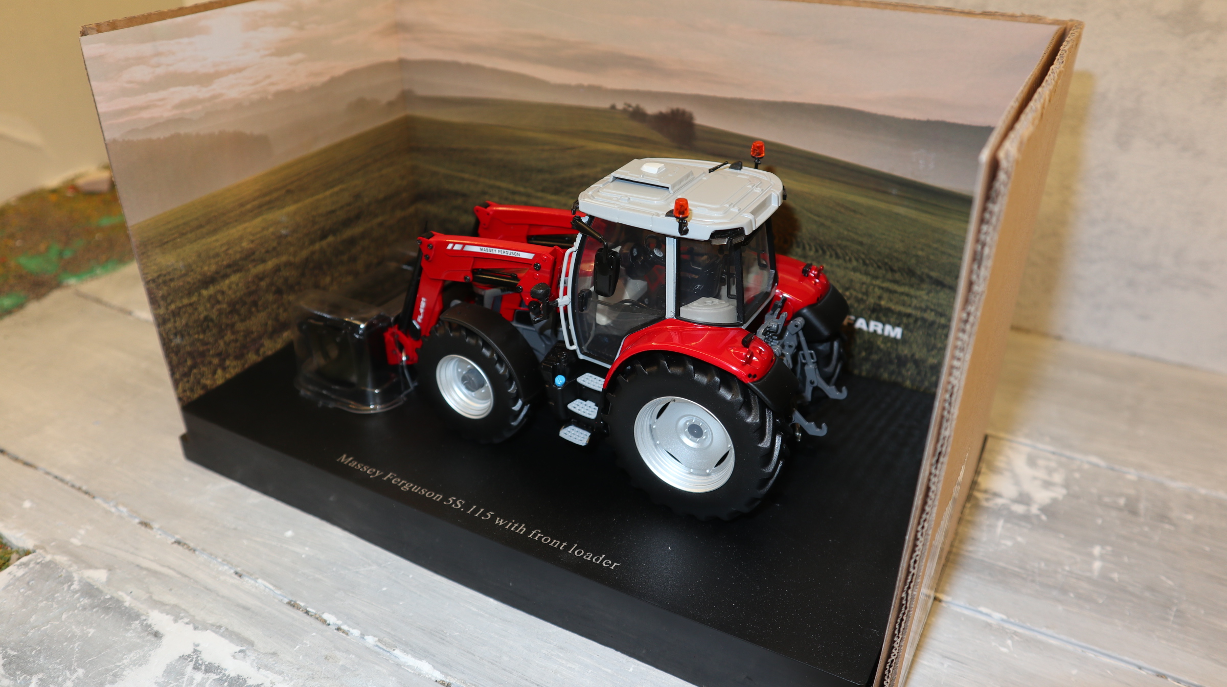 Universal Hobbies UH 6603 in 1:32,  Massey Ferguson 5S.115 mit Frontlader,  NEU in OVP