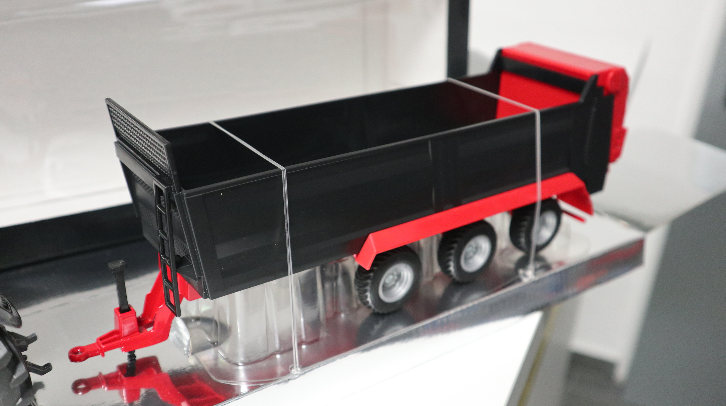 Siku 8520 in 1:32 Fendt 1046 mit Strautmann Streuer BLACK Sondermodell 1500 Stück, NEU in OVP