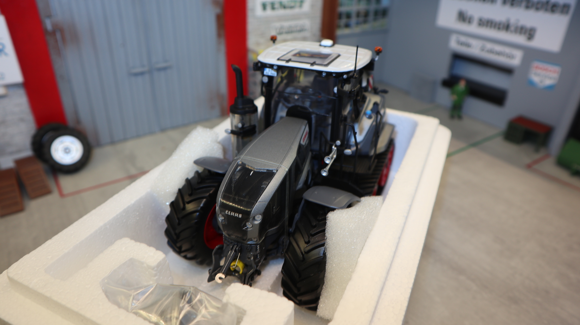 Universal Hobbies UH 02674760 in 1:32, Claas Axion 960 Terra Trac GRAU, NEU in OVP