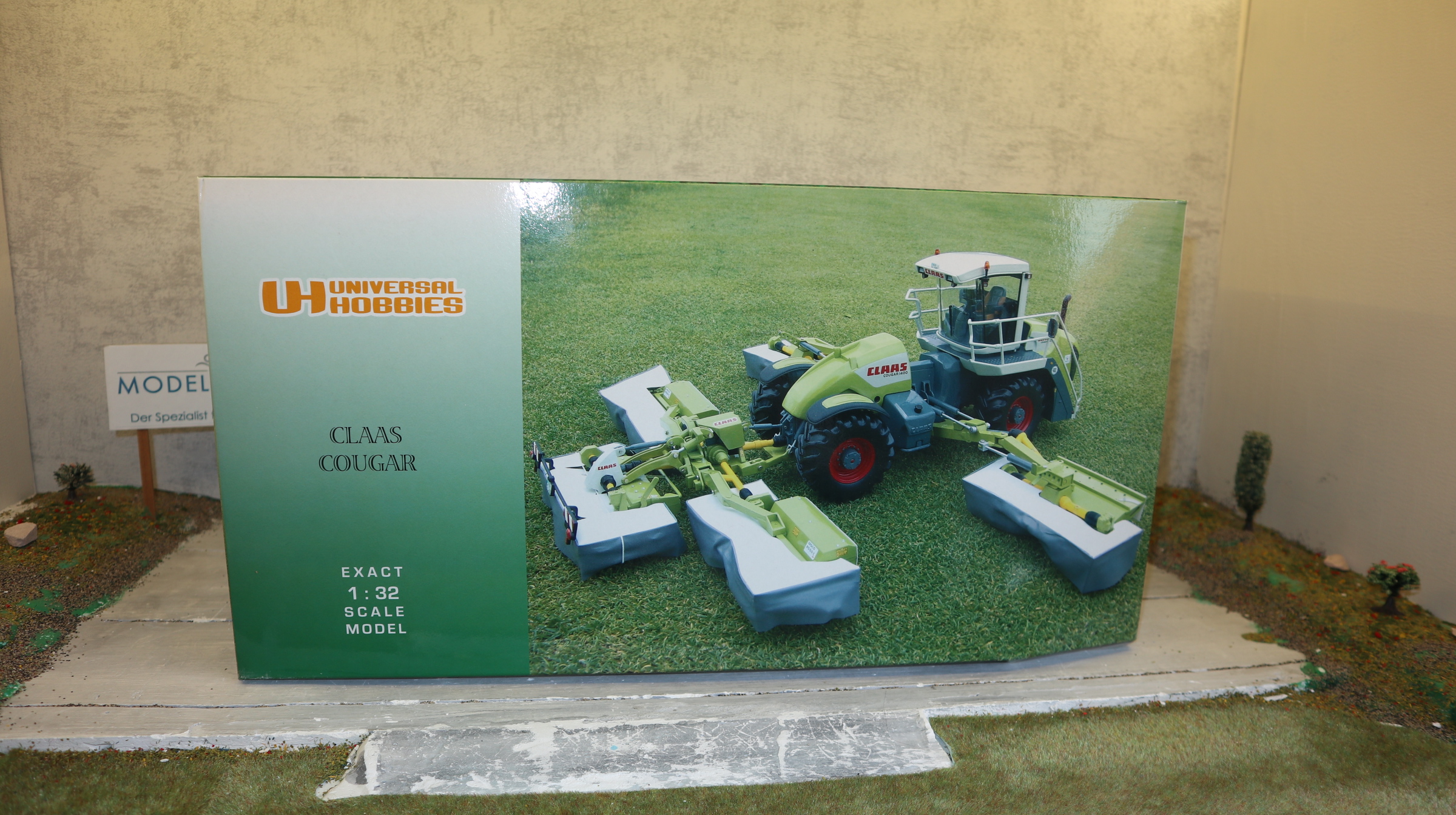 Universal Hobbies UH 2606  in 1:32, Claas Cougar NEU in OVP
