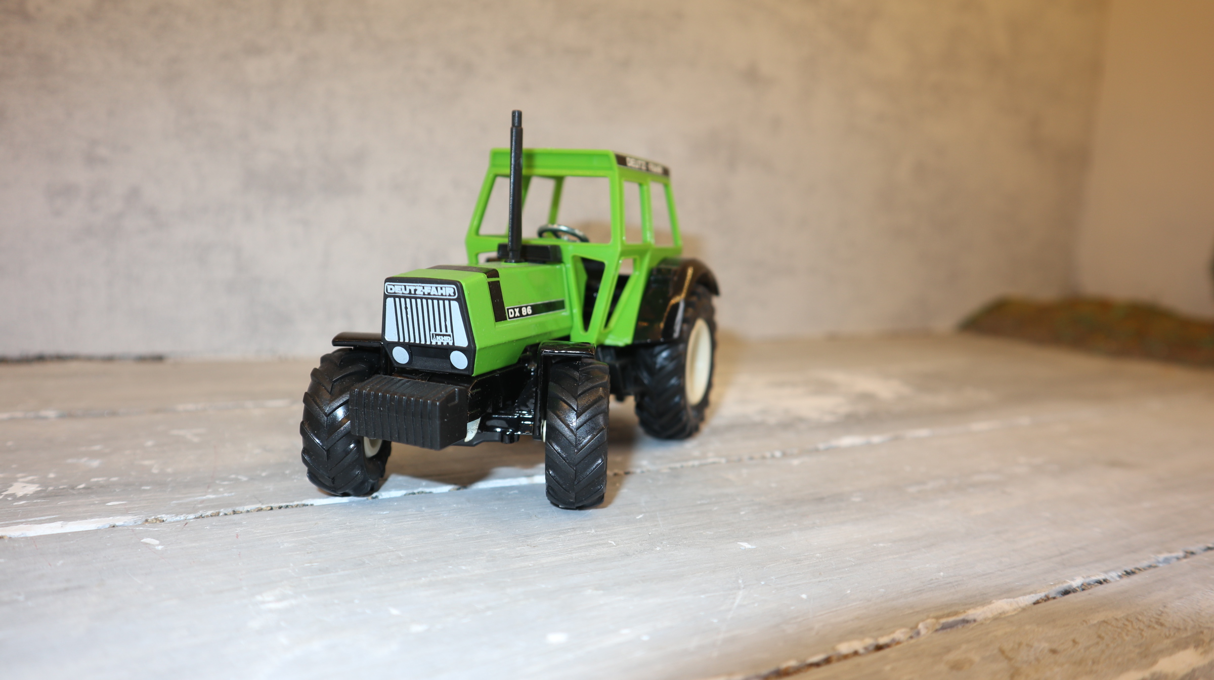 Siku 2850 in 1:32, Deutz-Fahr DX 86 mit weißen Felgen  NEU in OVP