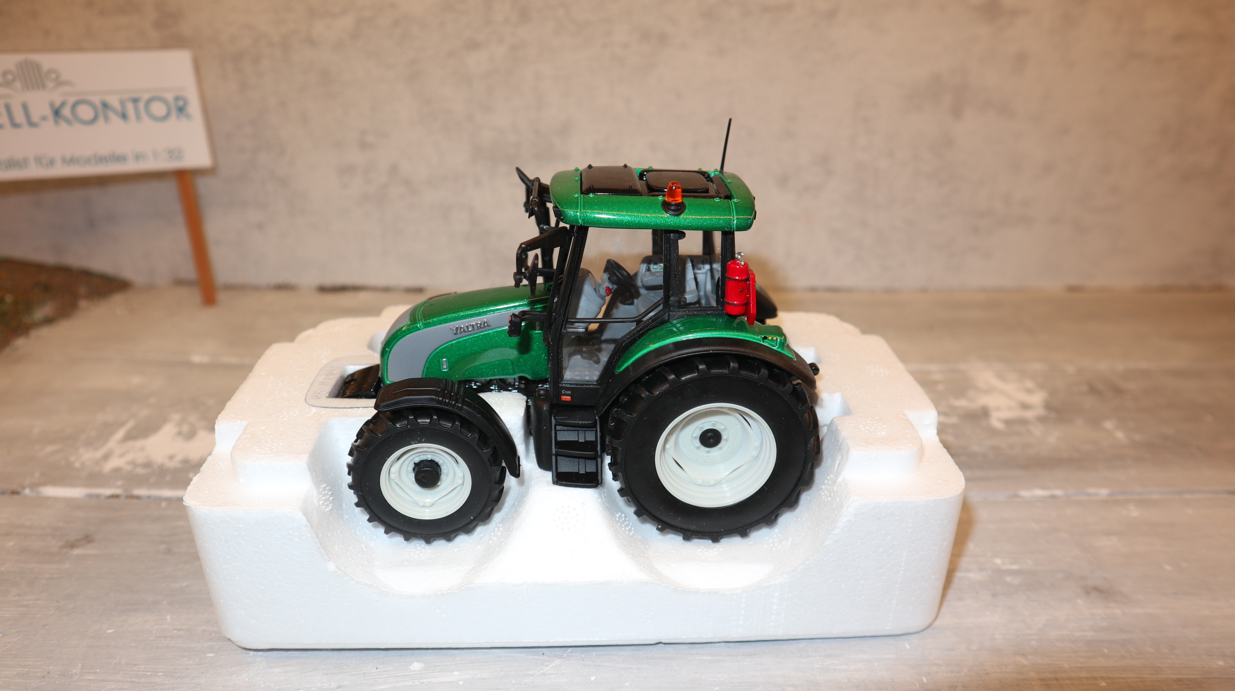 Universal Hobbies UH 2626 in 1:32, Valtra Serie C grün metallic, NEU in OVP