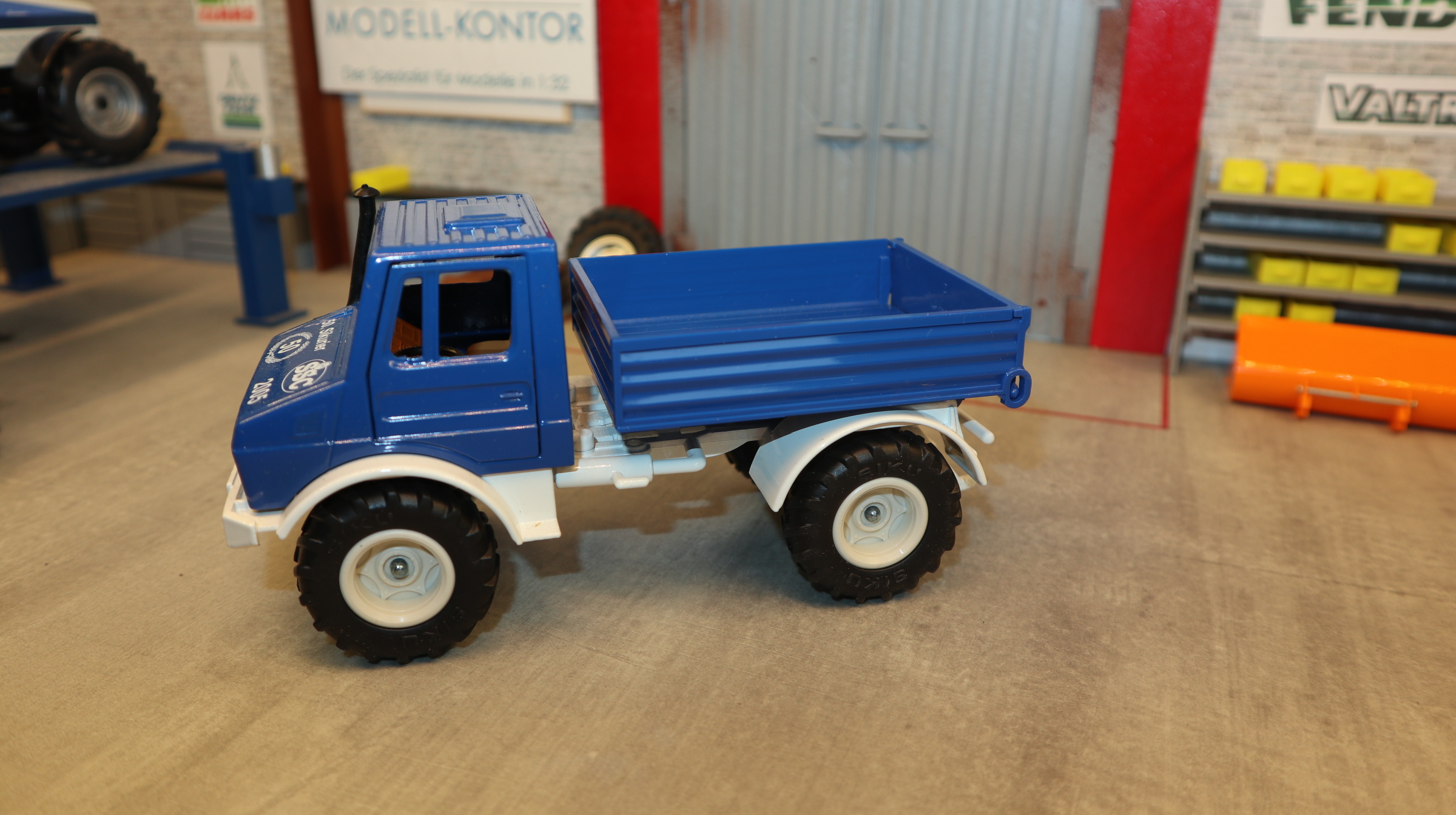 Siku 3153 in 1:32, UNIMOG 1700, Sondermodell blau-weiß, SSC 2005, NEU in OVP
