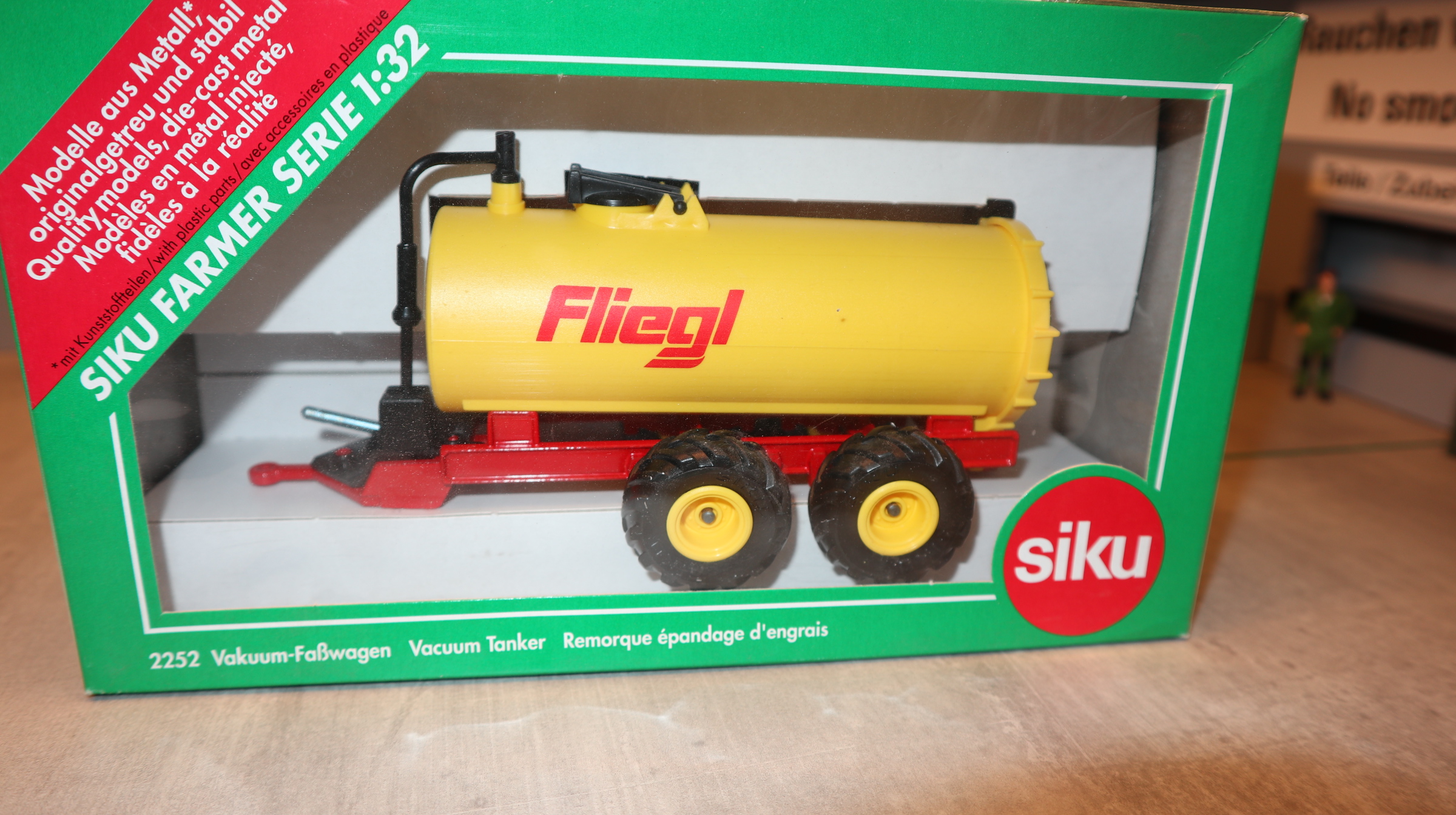 Siku 2252 in 1:32, Vakuum-Faßwagen FLIEGL gelb-rot,  NEU in OVP