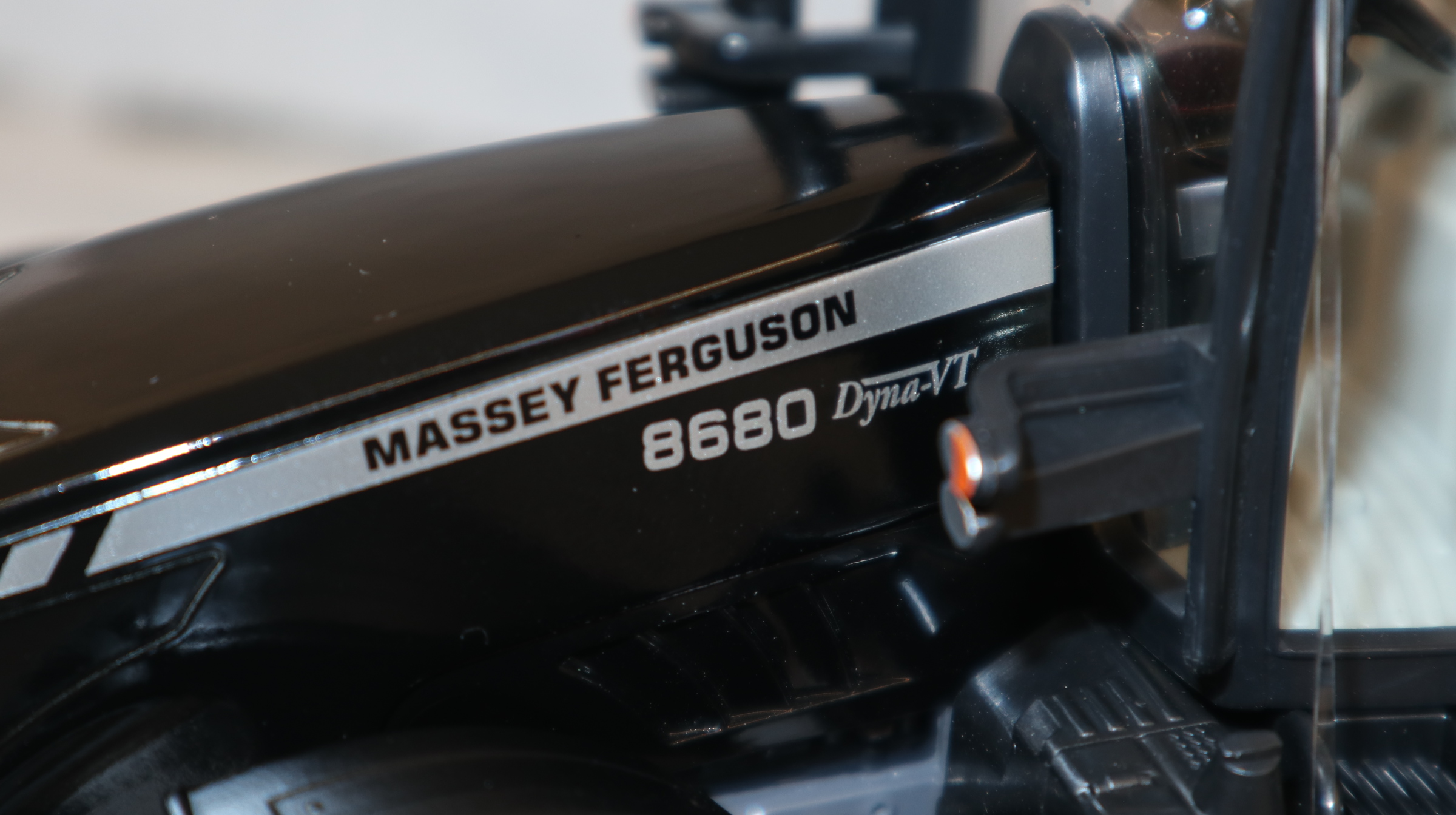 SIKU 3270 in 1:32, Massey Ferguson 8680 in BLACK, Agritechnica 2009, NEU in OVP