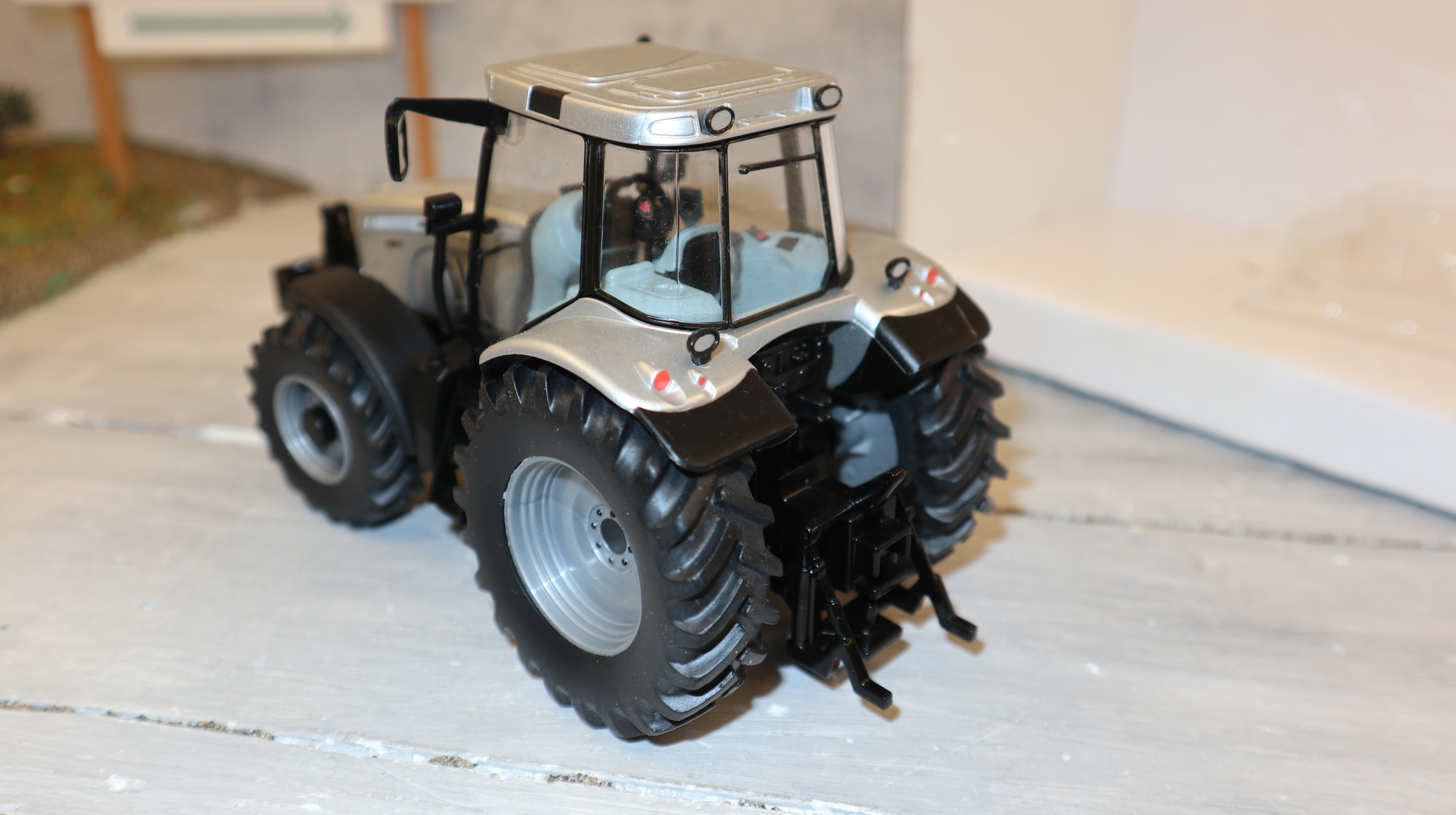 Britains 42735 in 1:32,  Massey Ferguson 7480 in silber, NEU in OVP