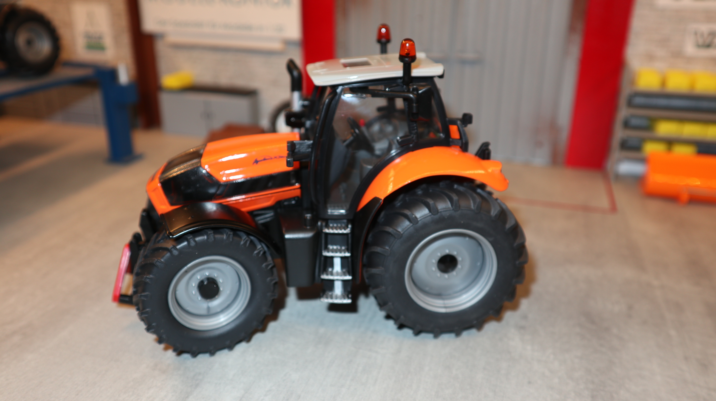 Siku 3266 in 1:32  DEUTZ-FAHR Agrotron X720 Traktor kommunal , NEU in OVP