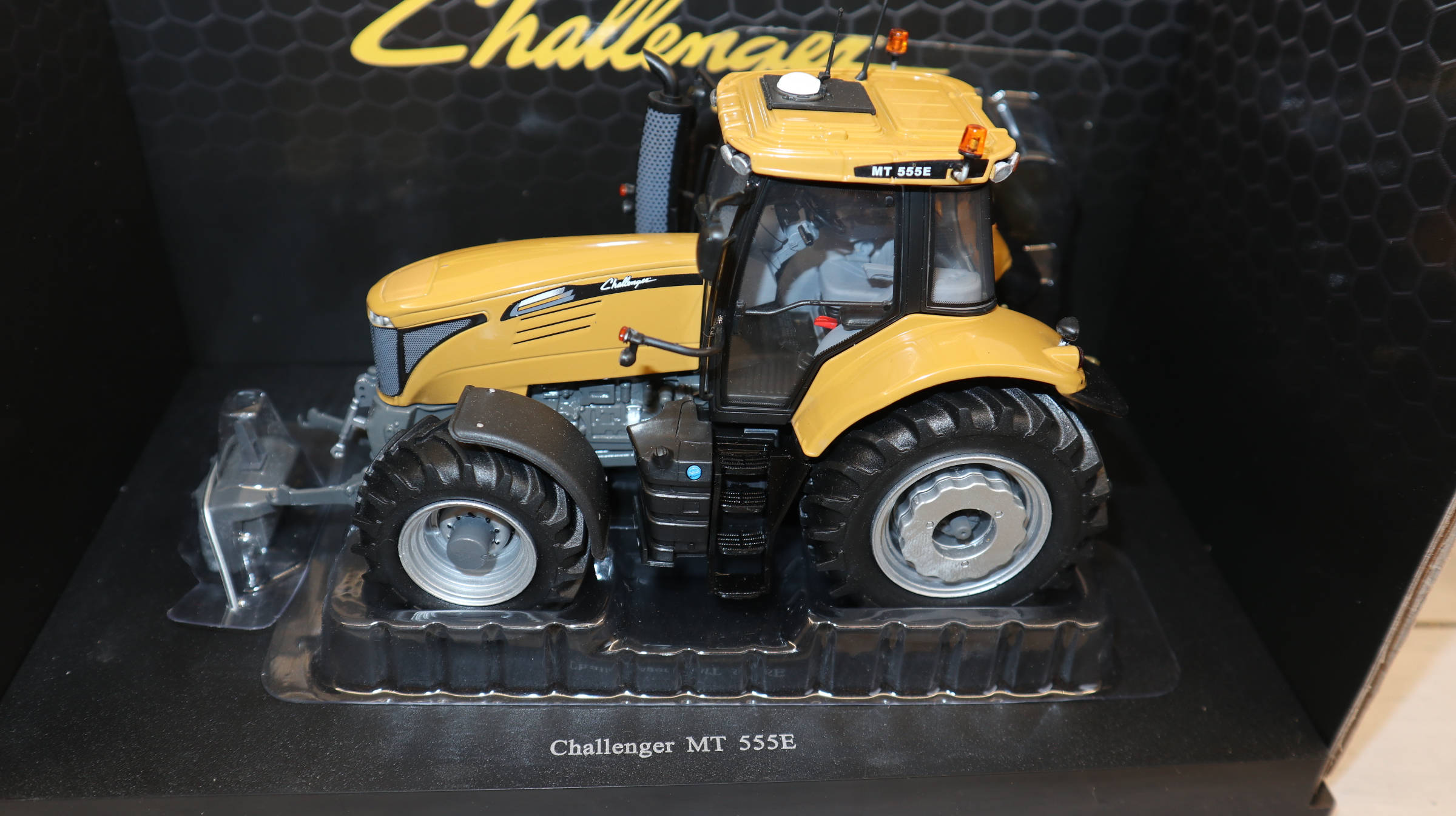 UH 4875 in 1:32  Challenger MT 555 E (Challenger ist FENDT in den USA) NEU in OVP