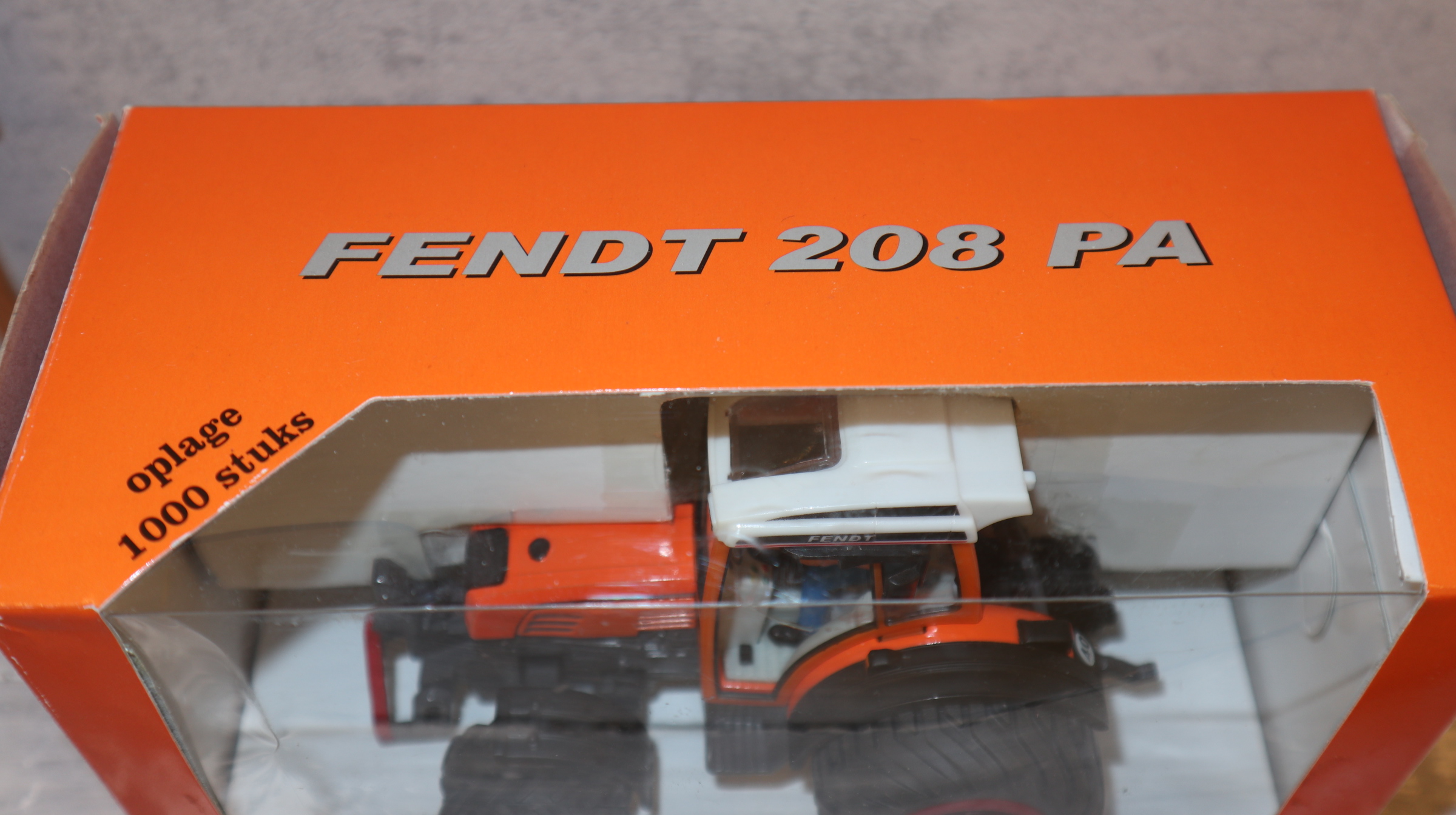 Siku 3052 in 1:32,  Fendt 208 PA Kommunal mit Ballon-Reifen orange, NEU in OVP