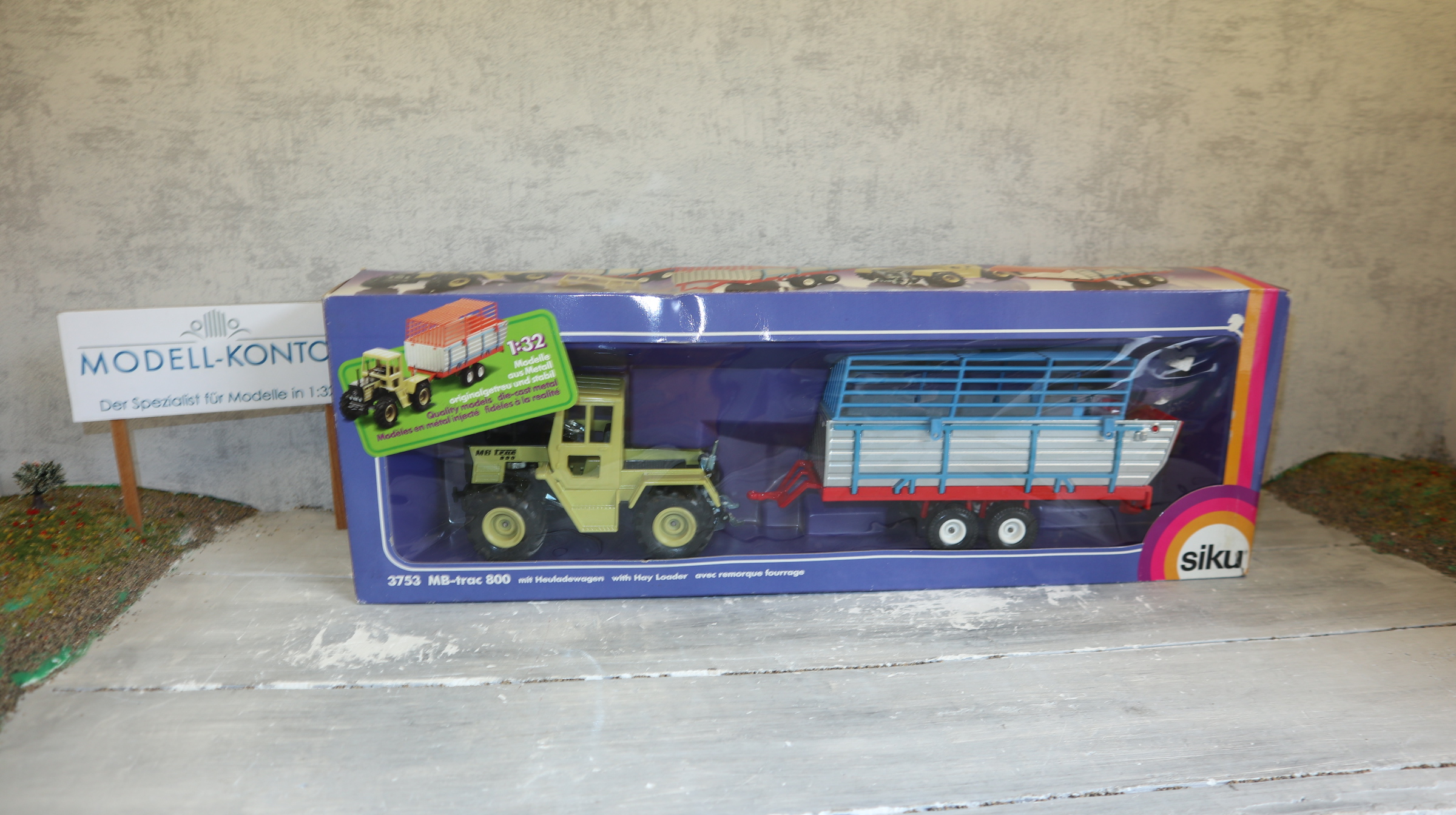 Siku 3753 in 1:32,  MB-Trac 800 mit Heuladewagen,  NEU in OVP