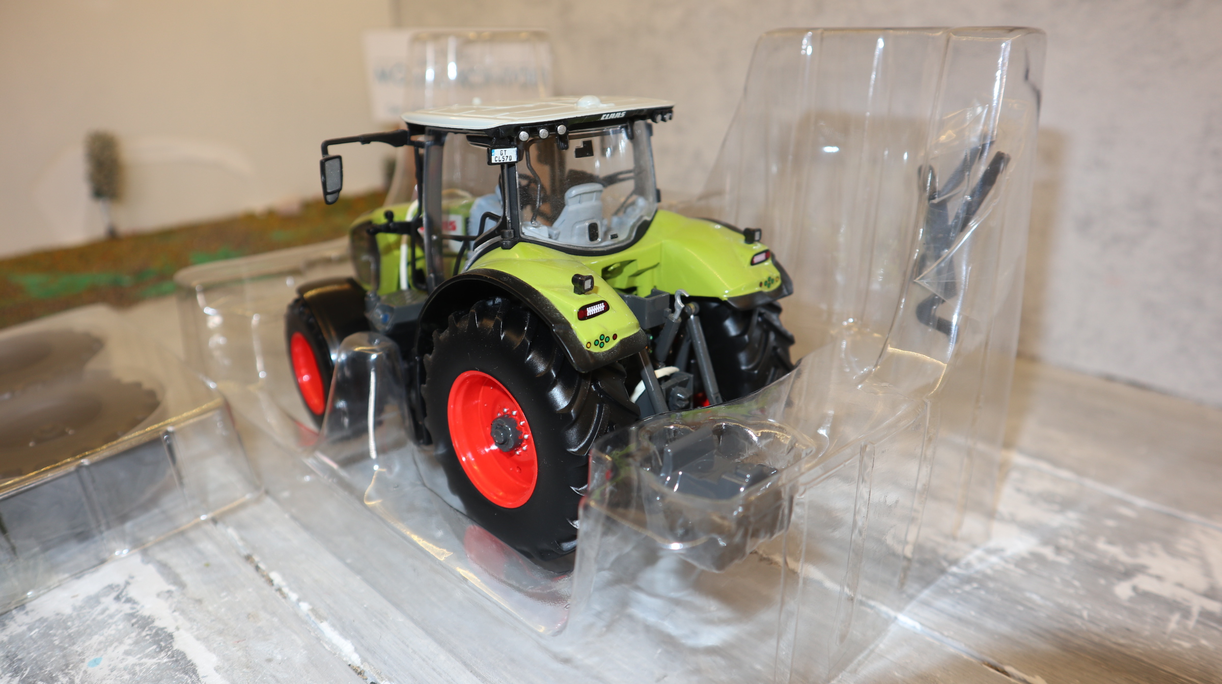 ROS 301580 in 1:32, Claas Axion 870 mit Zusatzreifen, NEU in OVP