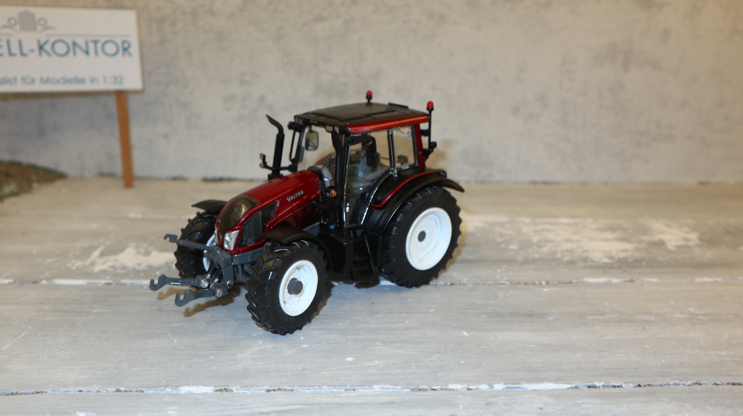 Wiking 077326 in 1:32, VALTRA N143 HT3 weinrot, NEU in OVP