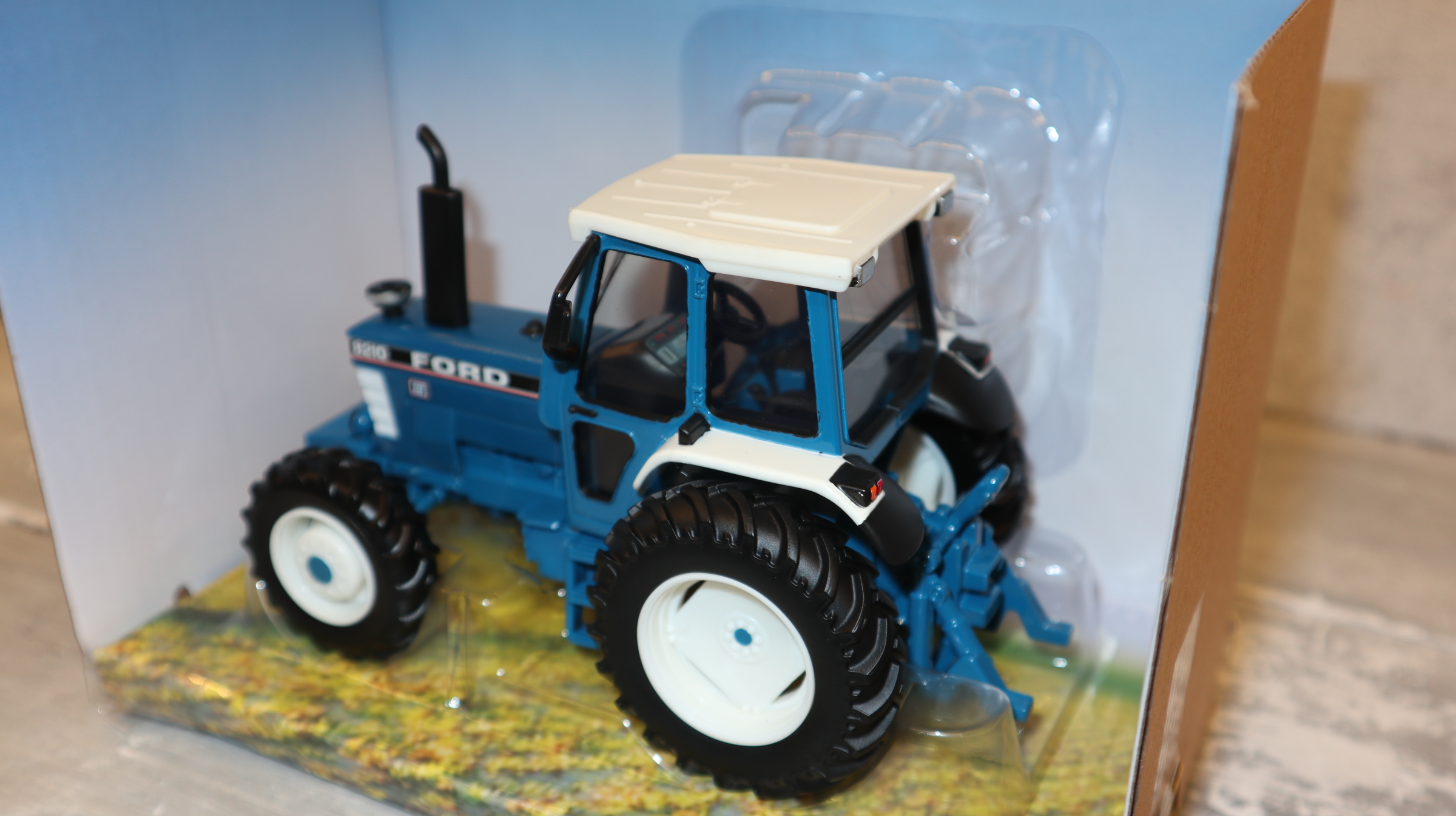 Britains 43418 in 1:32,  Ford 8210 4WD Gen.2  NEU  in OVP