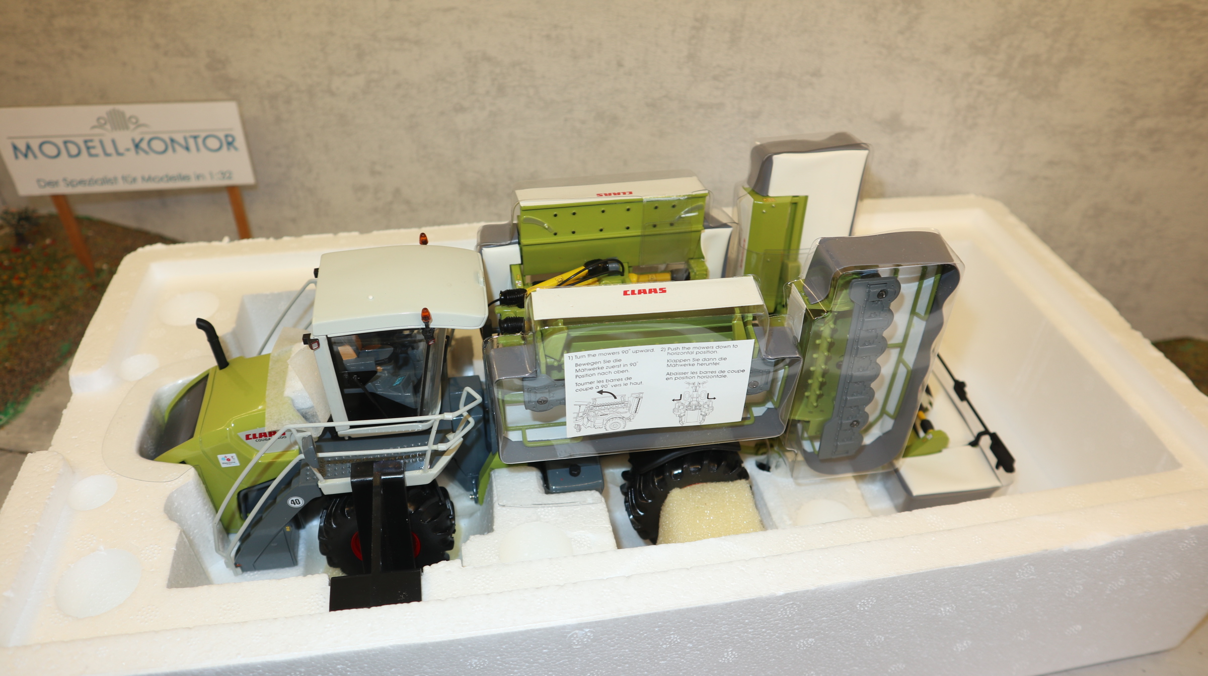 Universal Hobbies UH 2606  in 1:32, Claas Cougar NEU in OVP