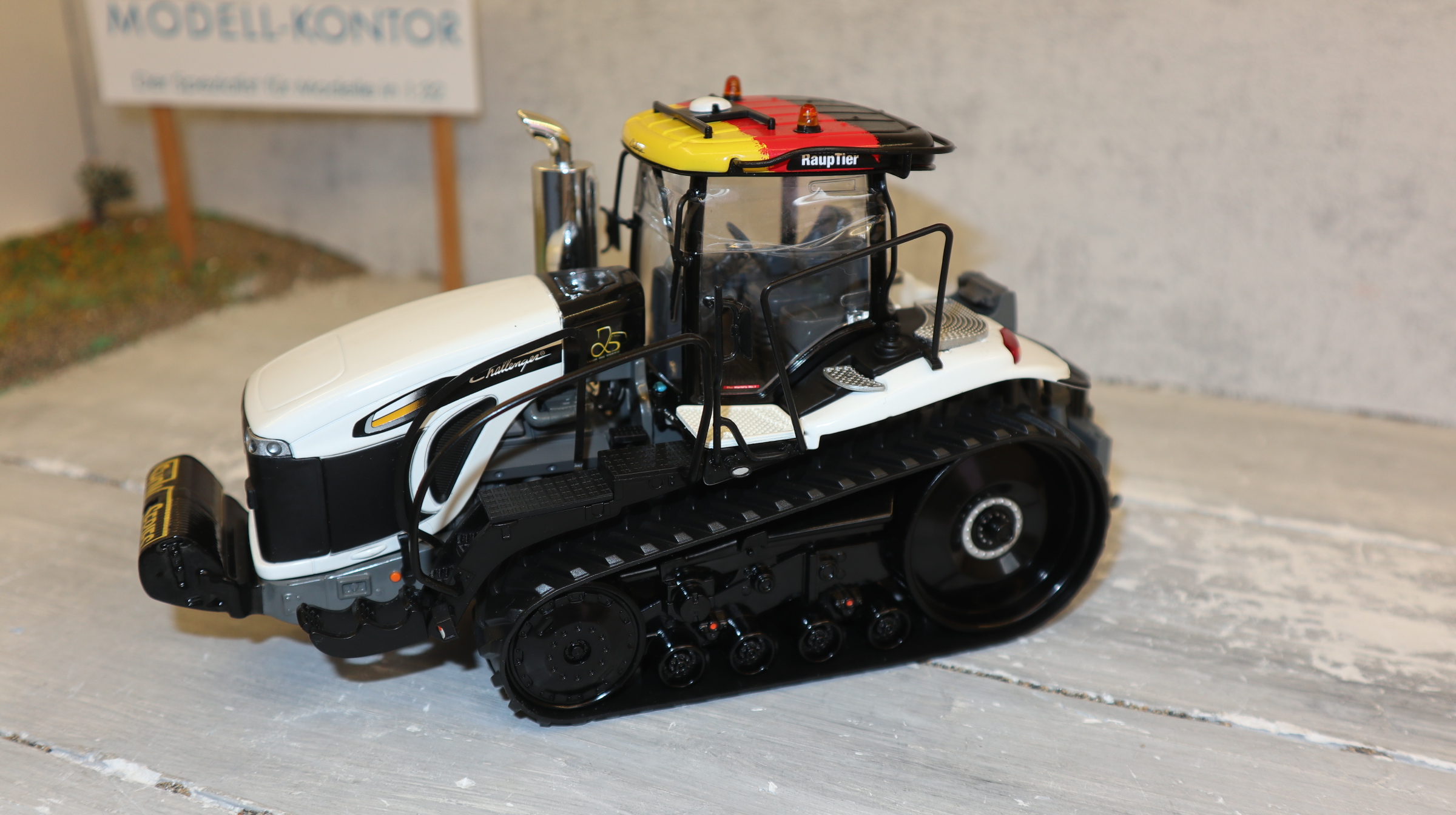 USK 10621 in 1:32 Challenger MT875C ShowSerie Germany NEU in OVP