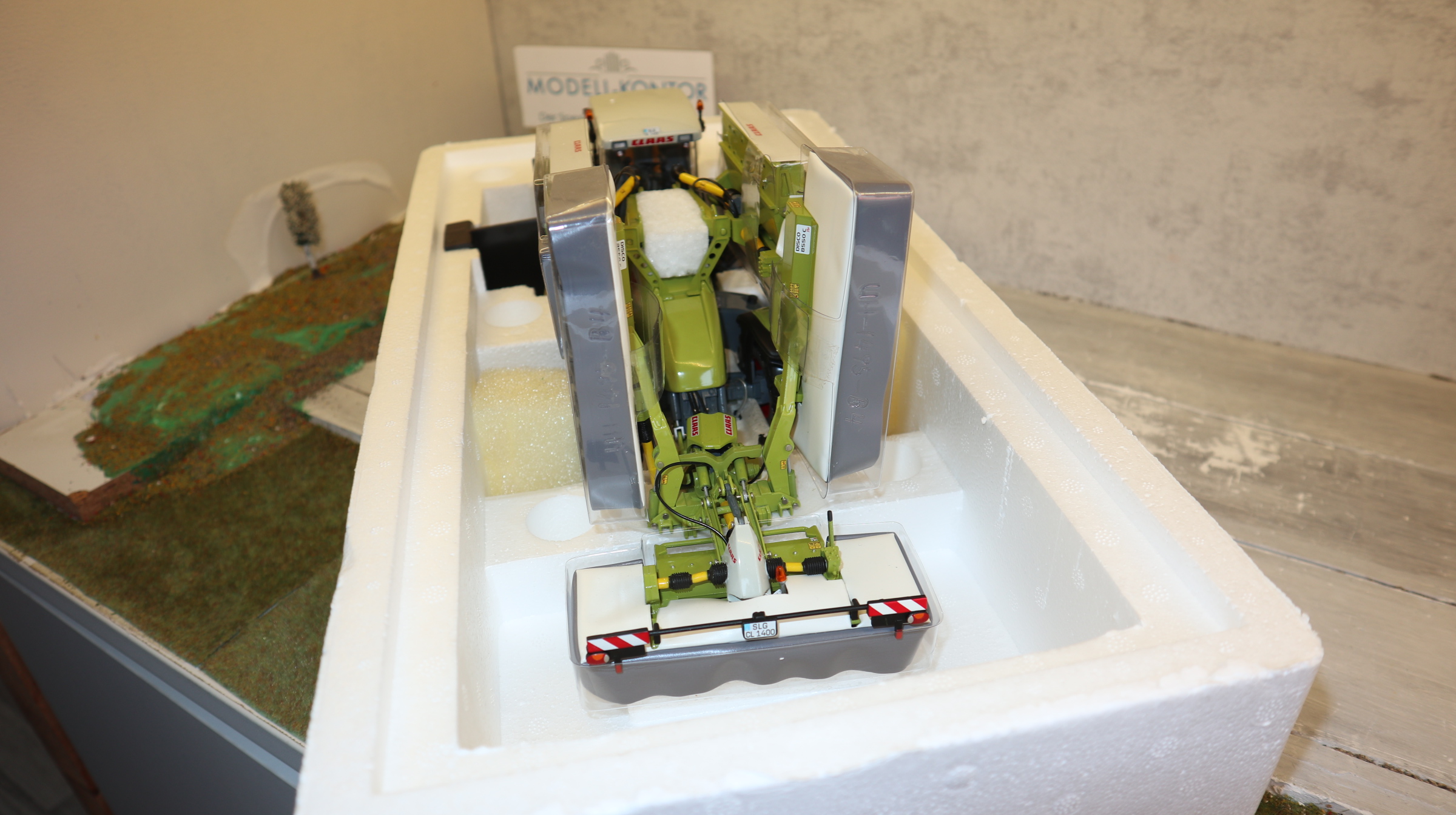 Universal Hobbies UH 2606  in 1:32, Claas Cougar NEU in OVP