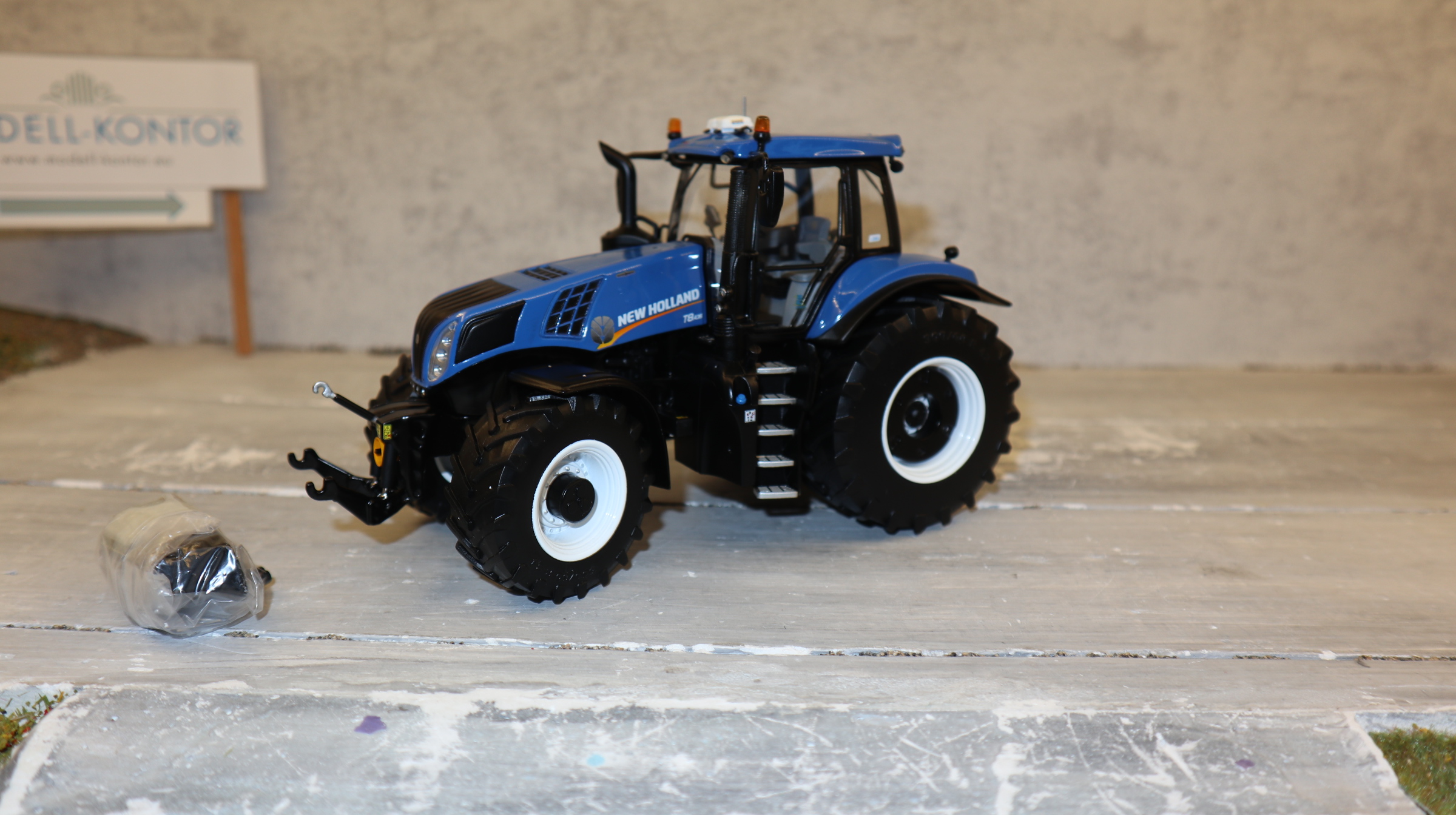 MarGe 1704 in 1:32, New Holland T8.435 Blue, Trelleborg-Reifen,  NEU in OVP