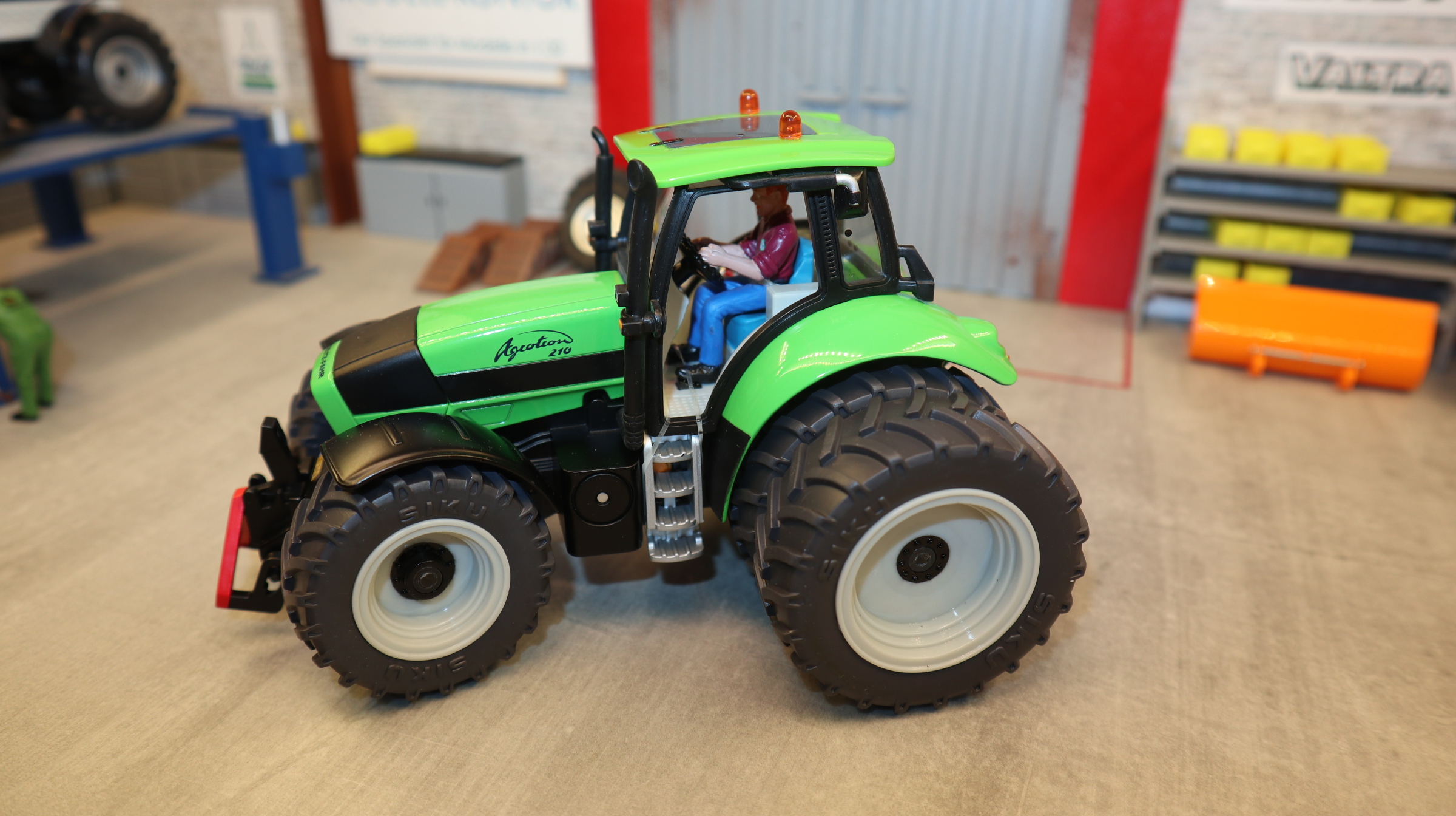 Siku 3253 in 1:32, Deutz-Fahr Agrotron 210 LCN 2004, NEU in OVP